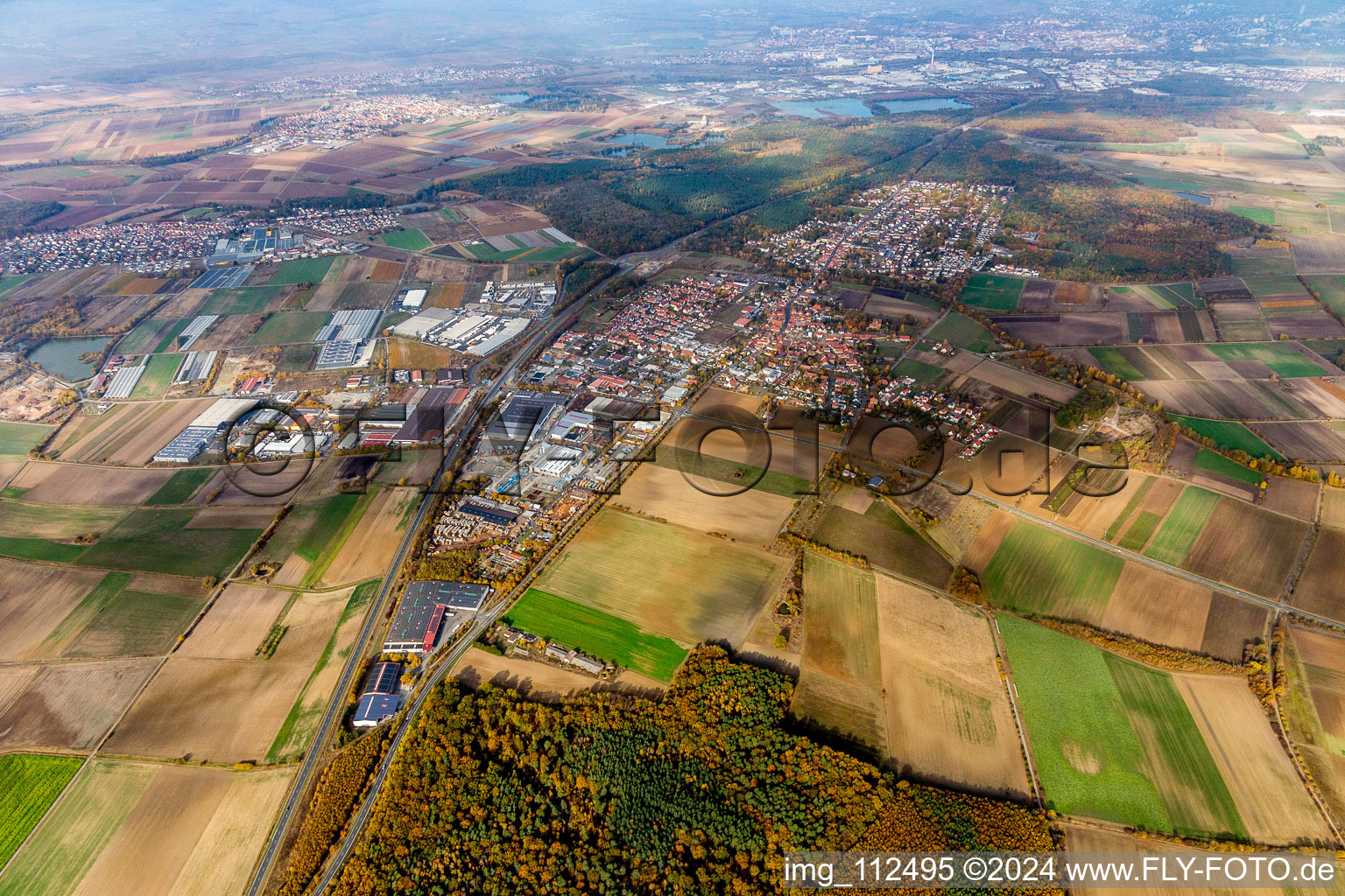 Vue aérienne de Vue sur la commune en bordure de champs agricoles et de zones agricoles à Schwebheim dans le département Bavière, Allemagne