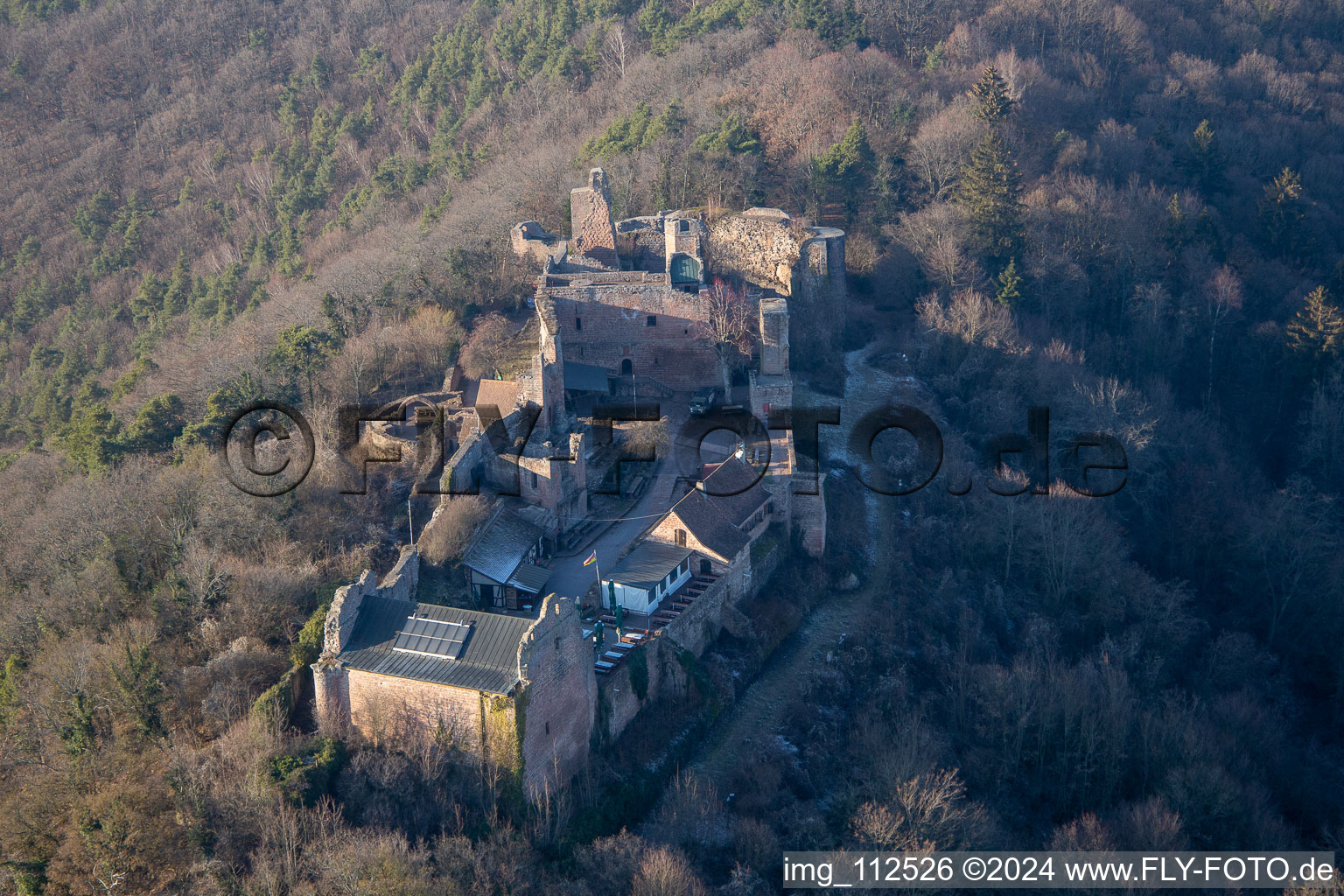 Vue aérienne de Ruines et vestiges des murs de l'ancien complexe du château de Madenburg à Eschbach dans le département Rhénanie-Palatinat, Allemagne