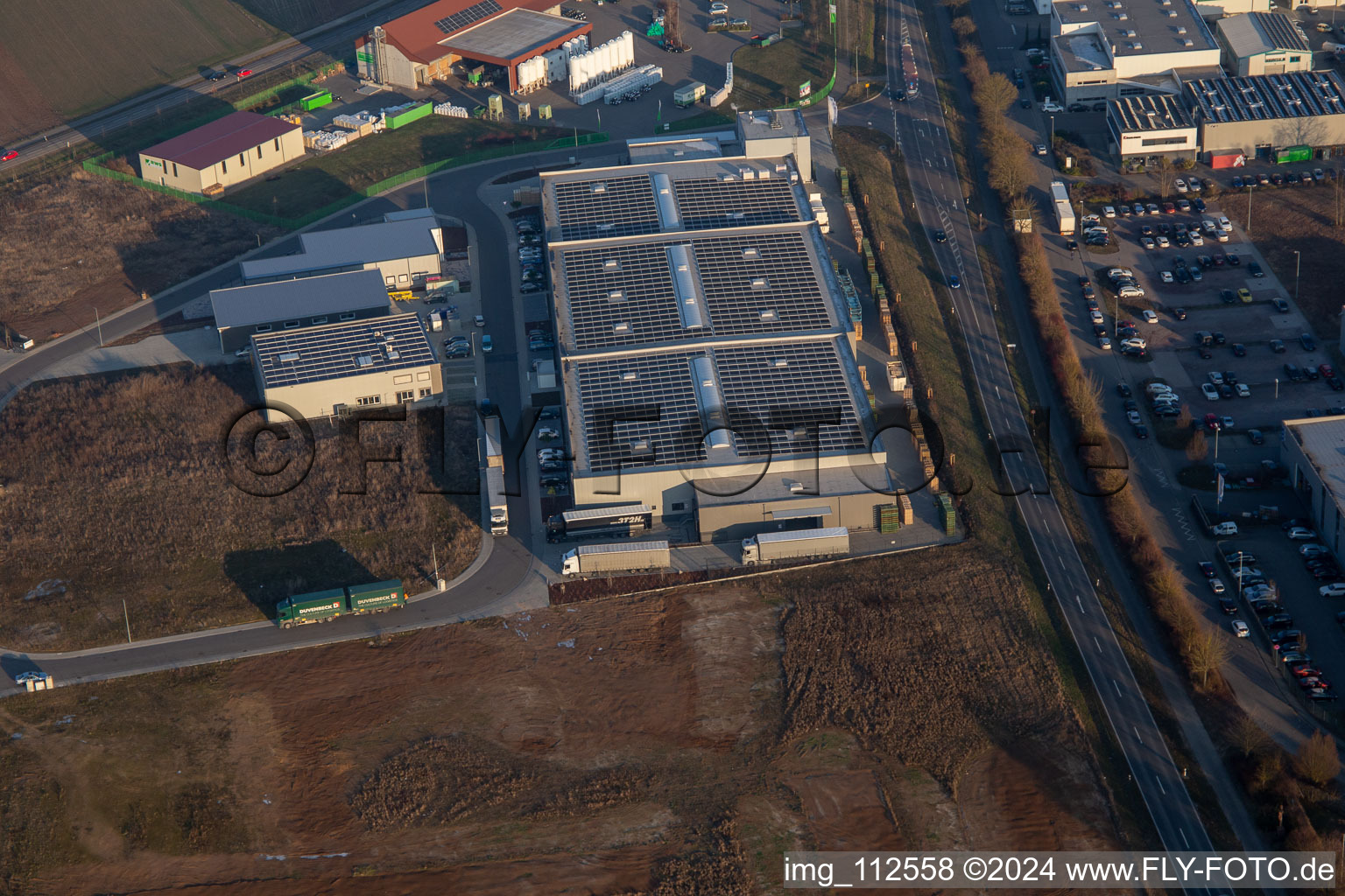 Vue aérienne de Chantier de construction d'un nouveau bâtiment dans la zone commerciale Gewerbepark West avec Eye & Lenses Ltd. & Co. KG (Palatinat) à le quartier Herxheim in Herxheim bei Landau dans le département Rhénanie-Palatinat, Allemagne