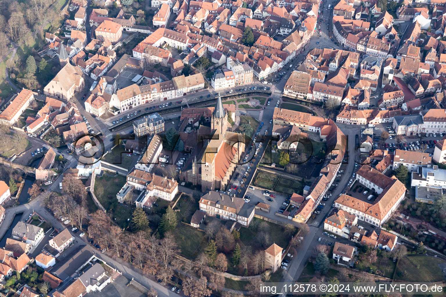 Vue aérienne de Cathédrale Saint-Pierre et Paul à Wissembourg dans le département Bas Rhin, France