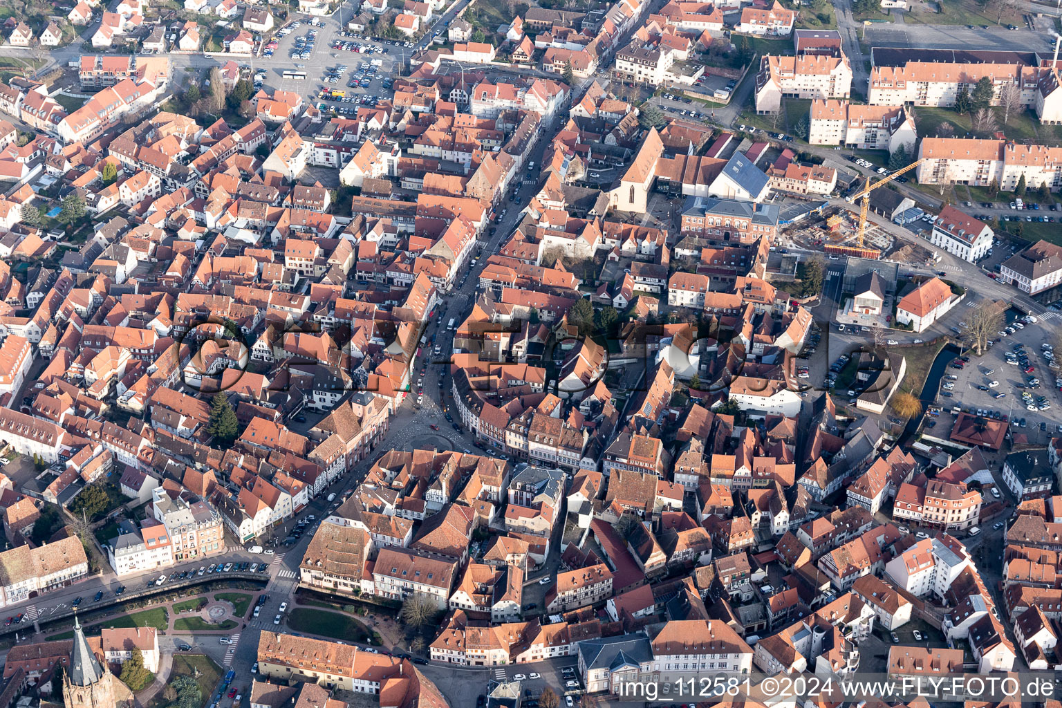 Vue aérienne de Vieille ville et centre-ville à Wissembourg dans le département Bas Rhin, France