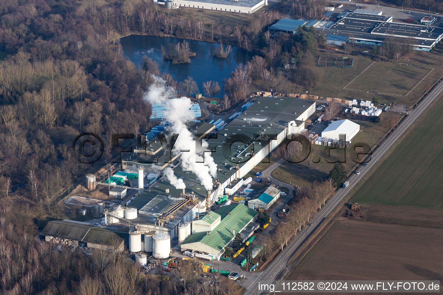 Vue aérienne de Locaux de l'entreprise Sitek Insulation avec halls, bâtiments d'entreprise et installations de production à le quartier Altenstadt in Wissembourg dans le département Bas Rhin, France