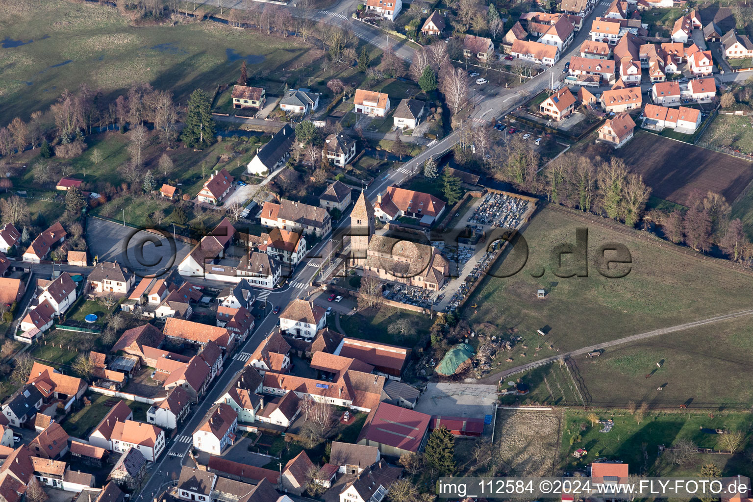 Vue aérienne de Bâtiment de l'église d'Ortisei au centre ville en Altenstadt à le quartier Altenstadt in Wissembourg dans le département Bas Rhin, France