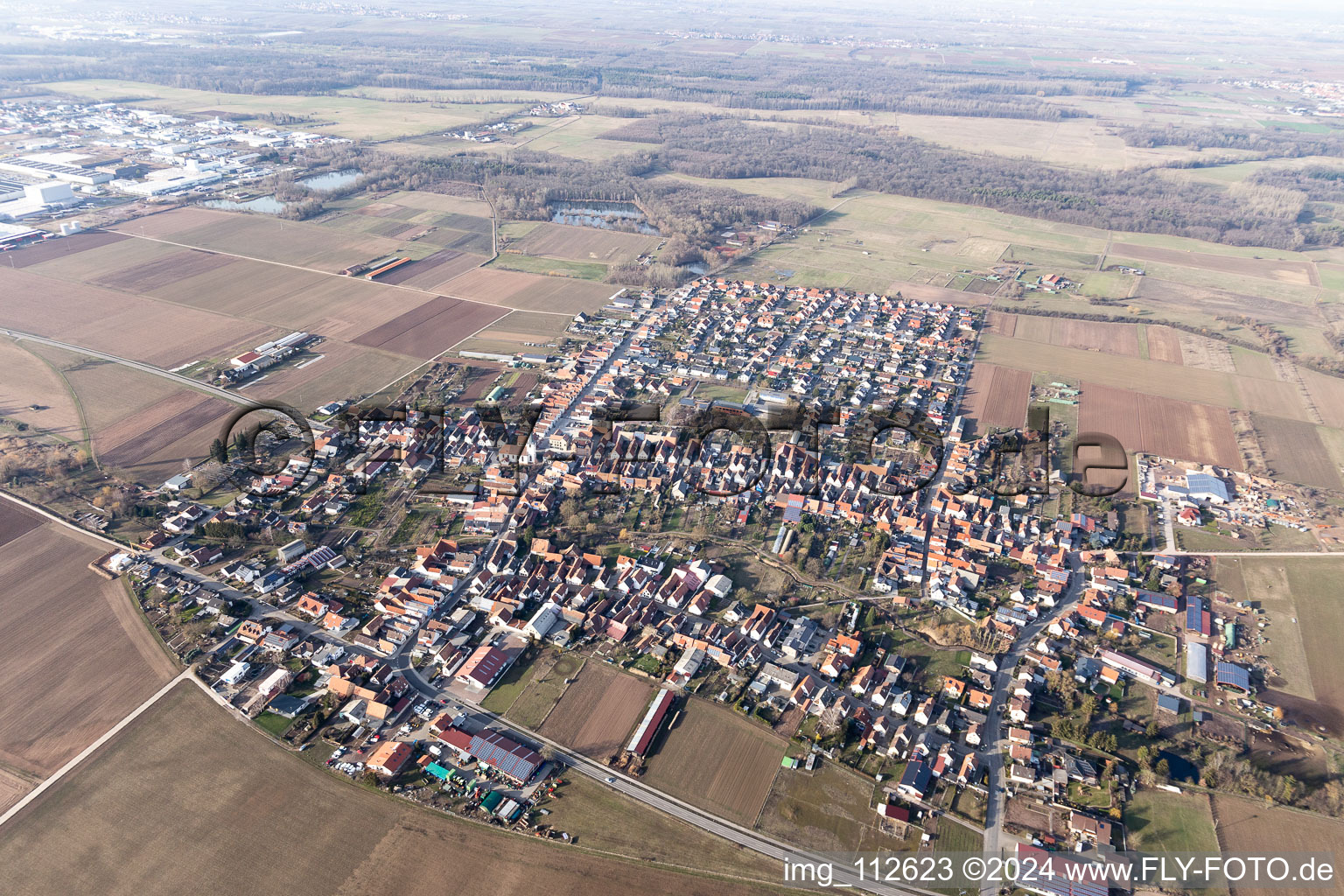 Vue aérienne de Du sud à le quartier Ottersheim in Ottersheim bei Landau dans le département Rhénanie-Palatinat, Allemagne