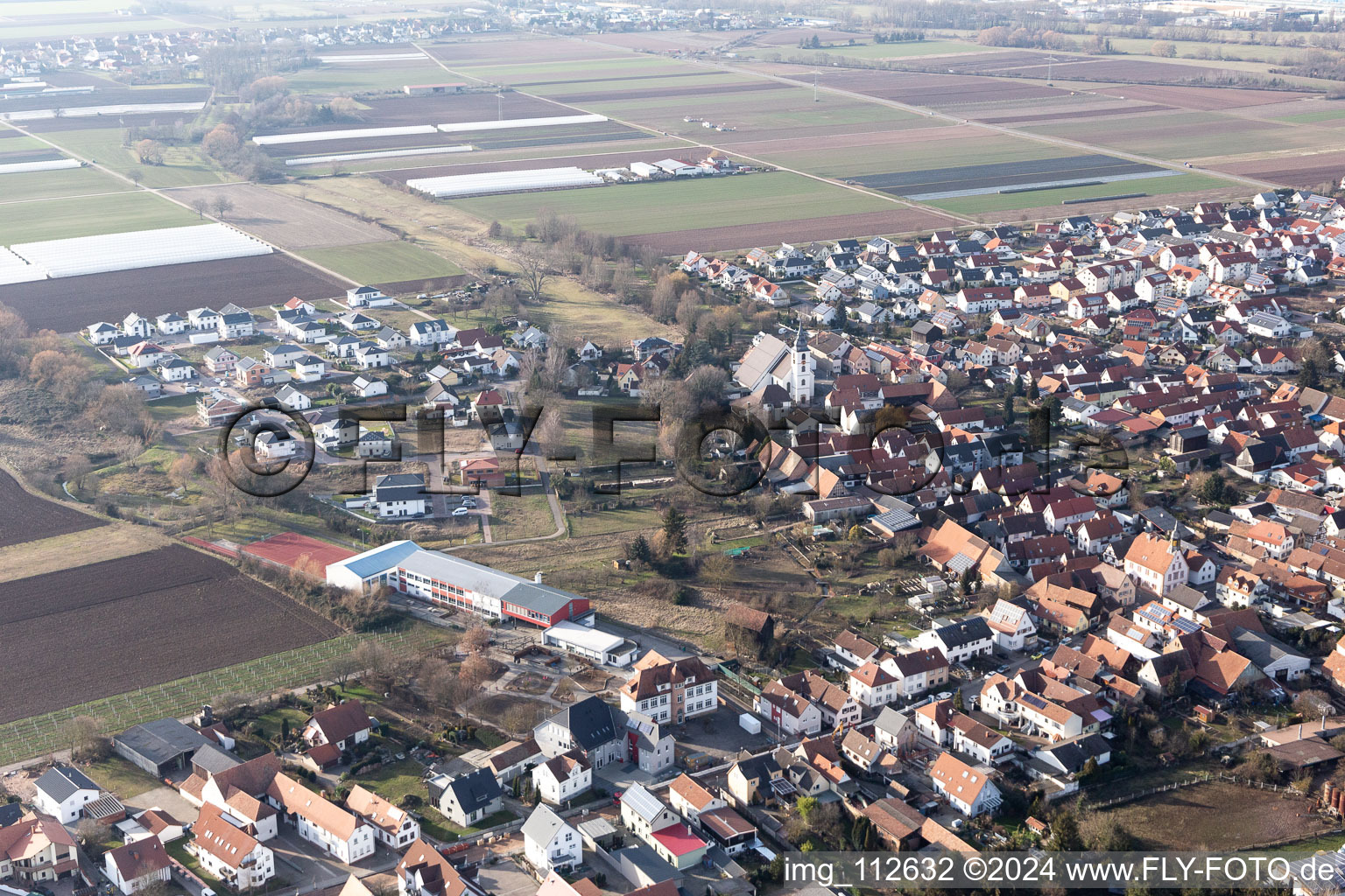 Offenbach an der Queich dans le département Rhénanie-Palatinat, Allemagne du point de vue du drone