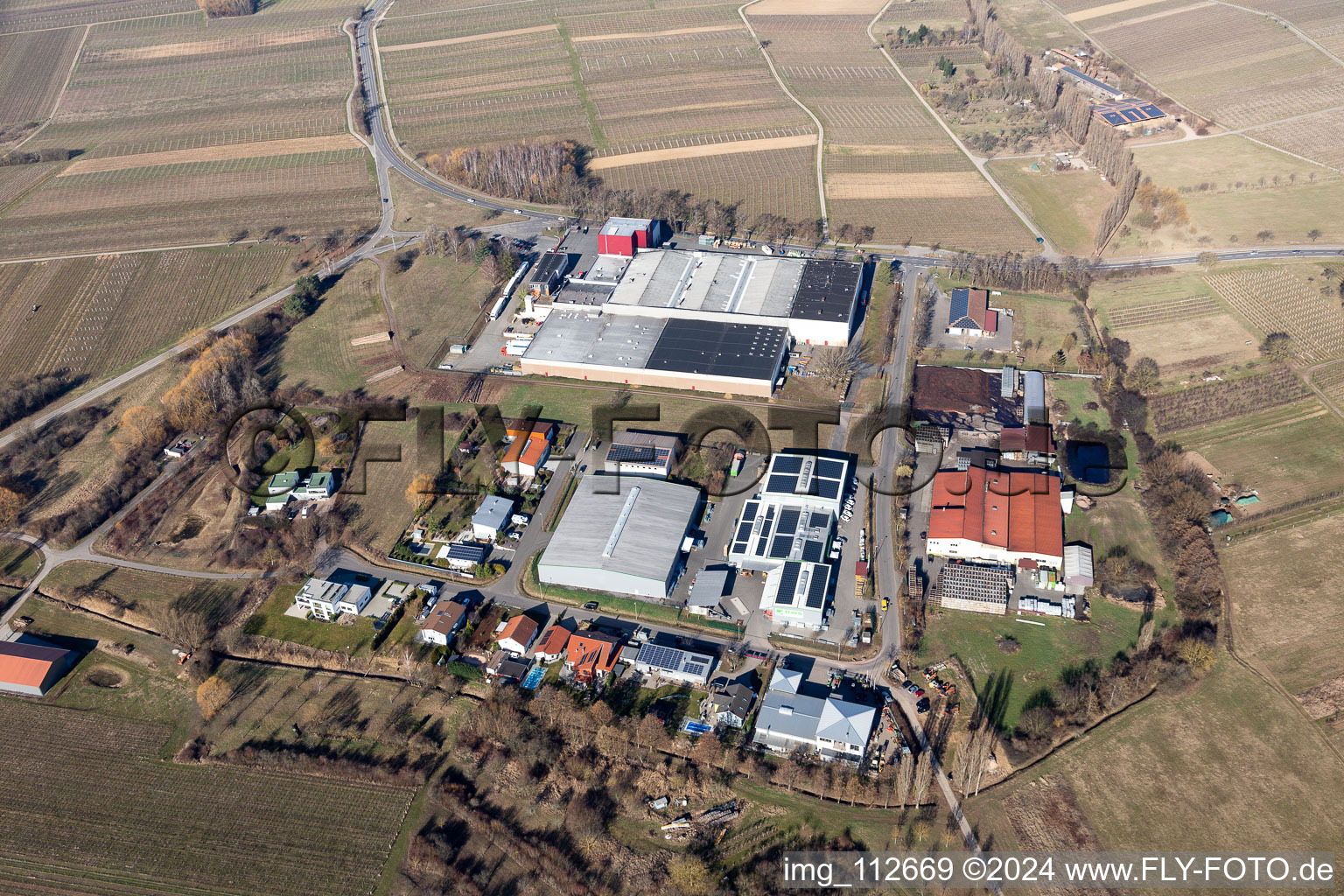 Vue aérienne de Locaux d'usine de la grande cave Deutsches Weintor eG dans le quartier de Kleine Kalmit (grande cave) à le quartier Ilbesheim in Ilbesheim bei Landau in der Pfalz dans le département Rhénanie-Palatinat, Allemagne