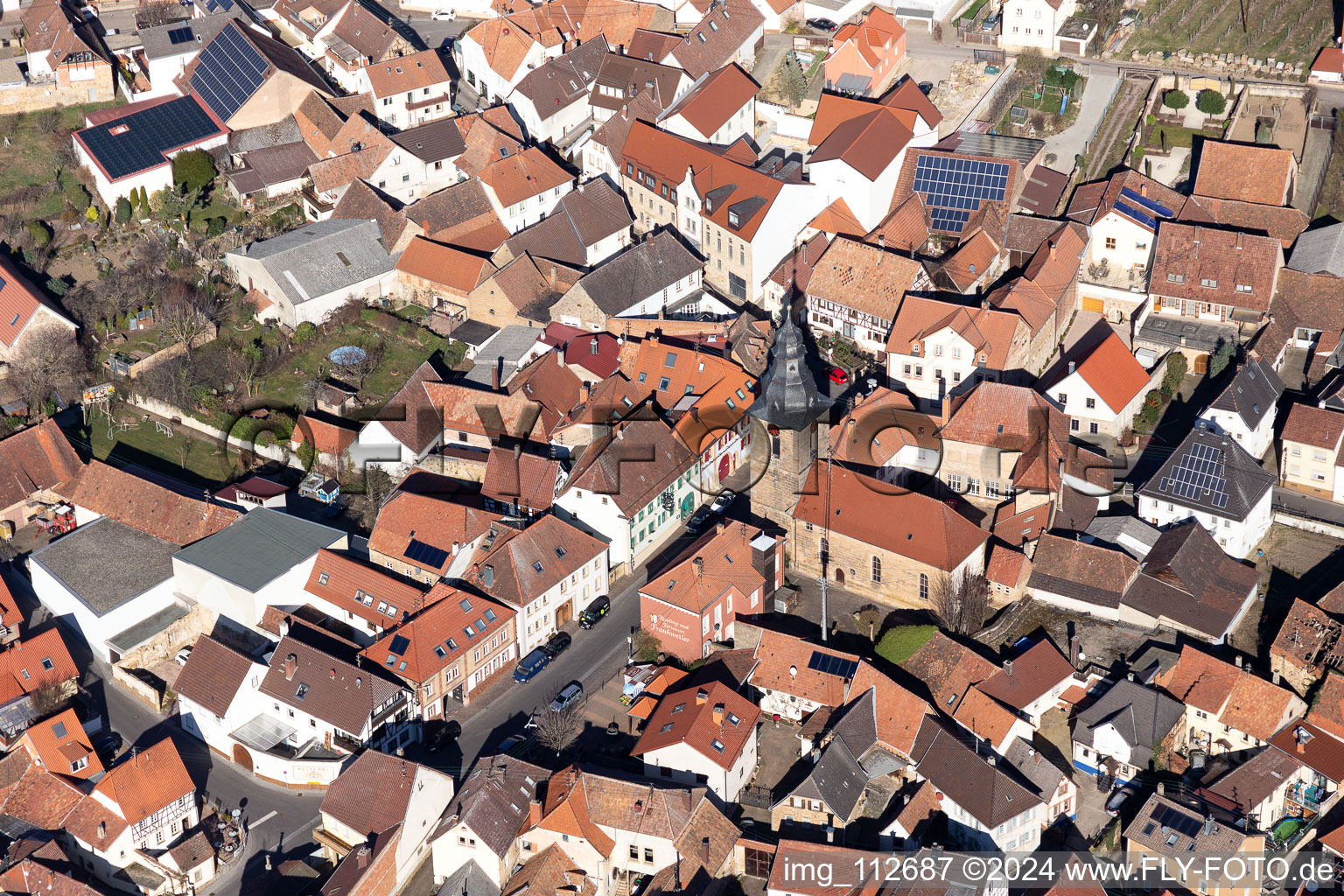 Vue aérienne de Bâtiment d'église au centre du village à Frankweiler dans le département Rhénanie-Palatinat, Allemagne