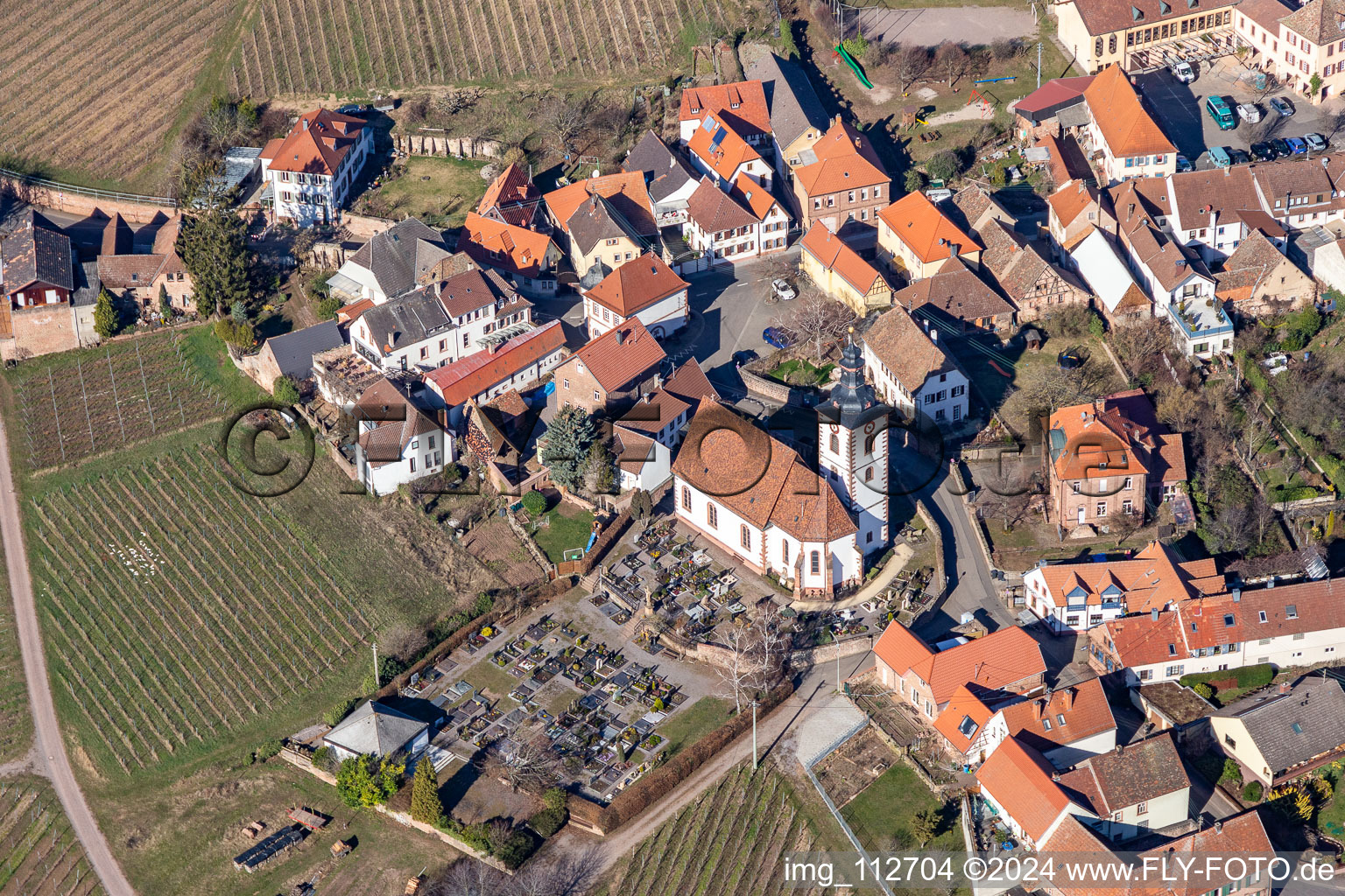 Vue aérienne de Bâtiment d'église en bordure de vignes à le quartier Weyher in Weyher in der Pfalz dans le département Rhénanie-Palatinat, Allemagne