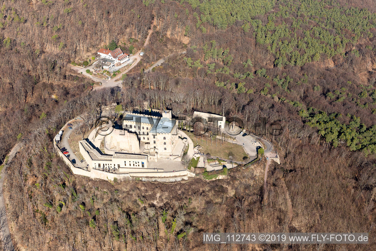 Vue aérienne de Complexe du château de Hambach à le quartier Diedesfeld in Neustadt an der Weinstraße dans le département Rhénanie-Palatinat, Allemagne