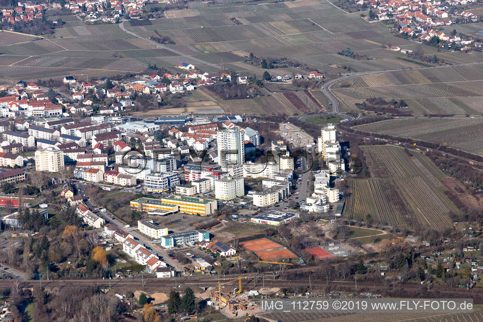 Vue aérienne de Place du Bayern à Neustadt an der Weinstraße dans le département Rhénanie-Palatinat, Allemagne