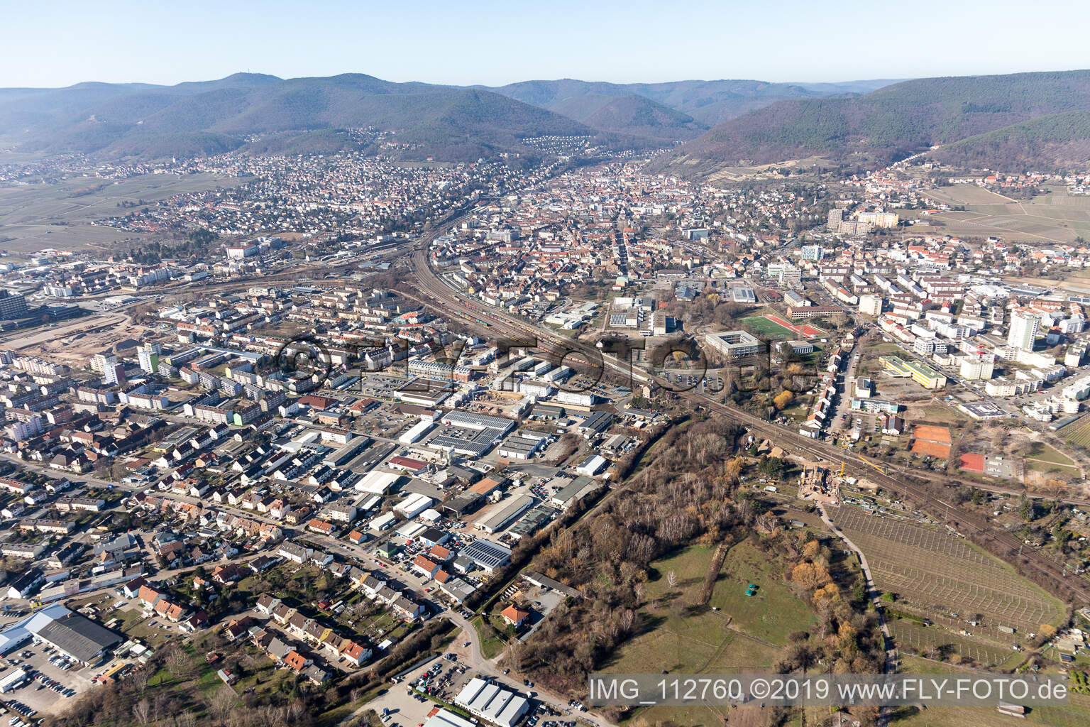 Neustadt an der Weinstraße dans le département Rhénanie-Palatinat, Allemagne d'en haut