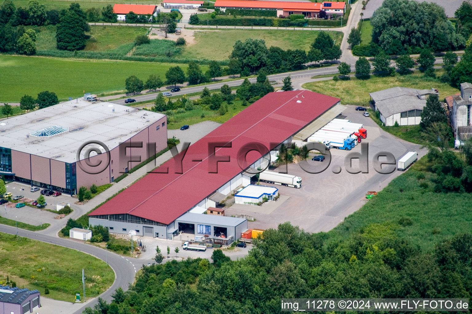 Vue aérienne de Expédition Nuss dans le parc d'activités de l'Ouest à le quartier Herxheim in Herxheim bei Landau dans le département Rhénanie-Palatinat, Allemagne