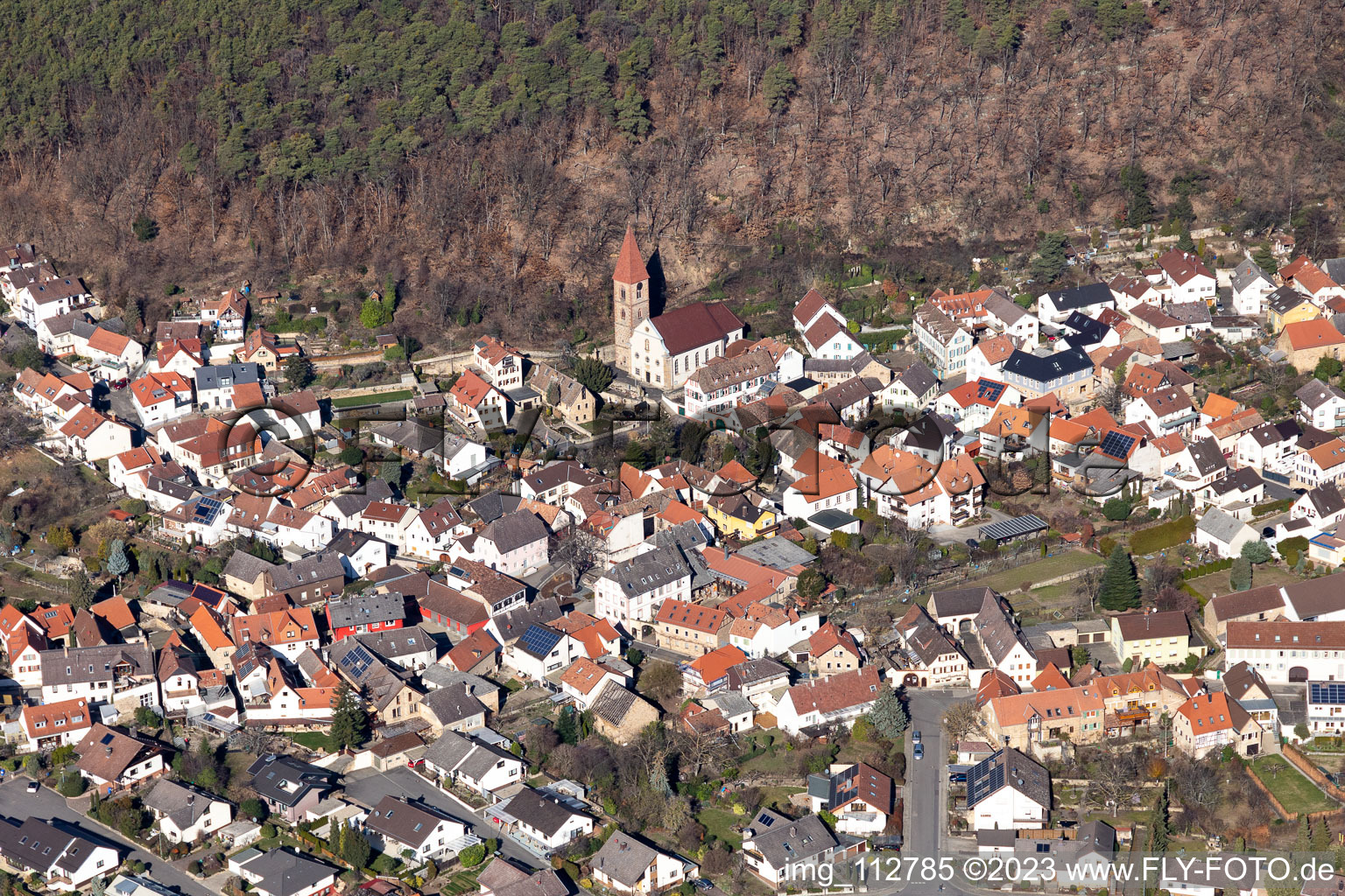 Vue aérienne de Saint-Jean à le quartier Königsbach in Neustadt an der Weinstraße dans le département Rhénanie-Palatinat, Allemagne