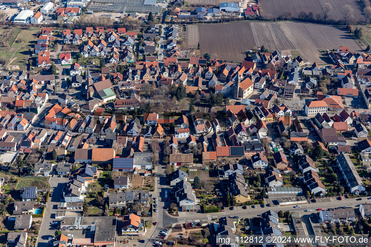Vue aérienne de Bâtiment d'église au centre du village à le quartier Dannstadt in Dannstadt-Schauernheim dans le département Rhénanie-Palatinat, Allemagne