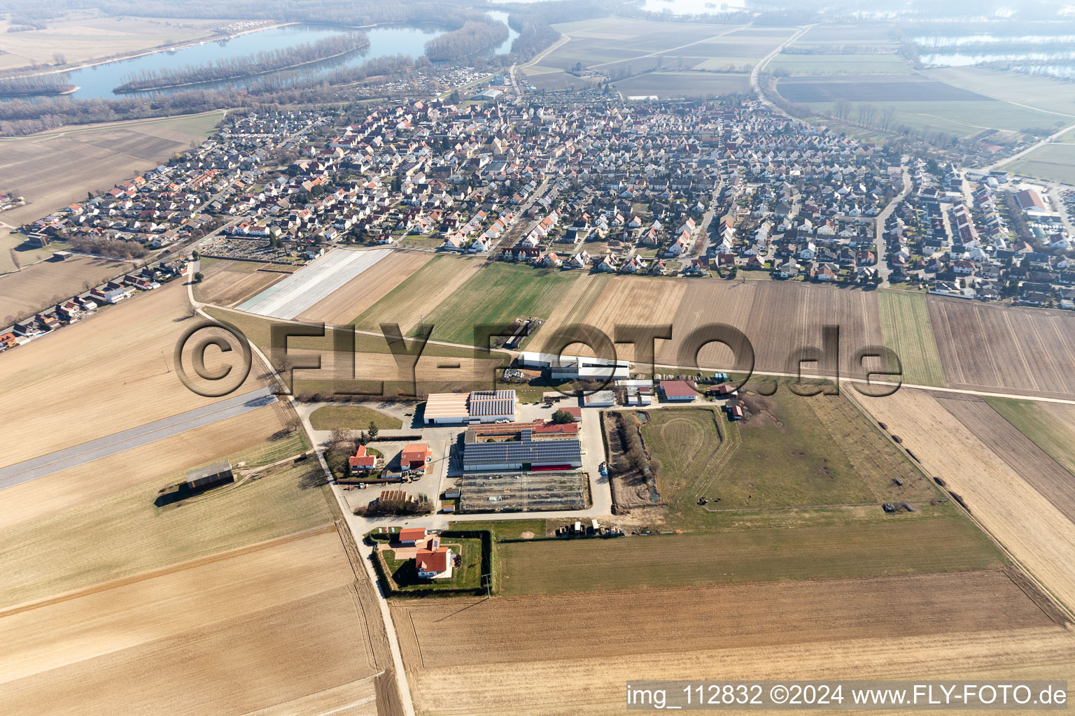 Otterstadt dans le département Rhénanie-Palatinat, Allemagne du point de vue du drone