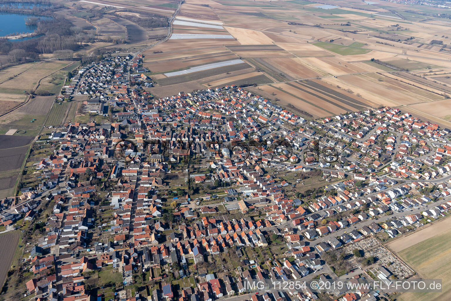 Quartier Mechtersheim in Römerberg dans le département Rhénanie-Palatinat, Allemagne du point de vue du drone
