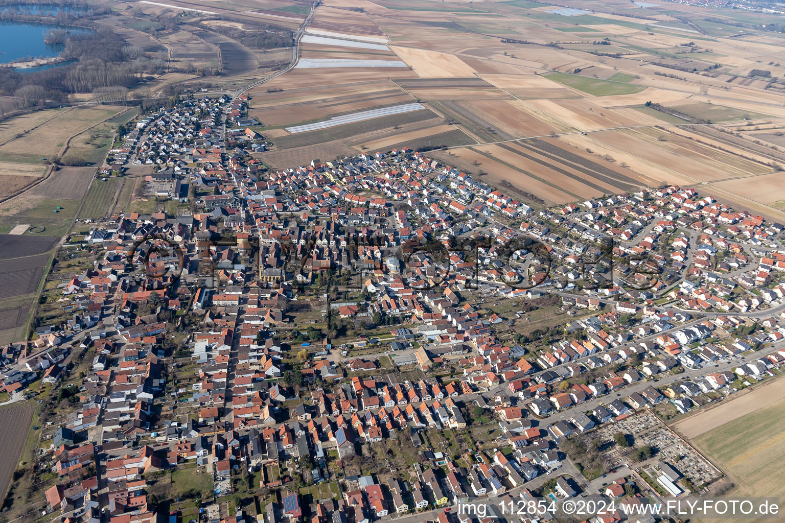 Quartier Mechtersheim in Römerberg dans le département Rhénanie-Palatinat, Allemagne du point de vue du drone