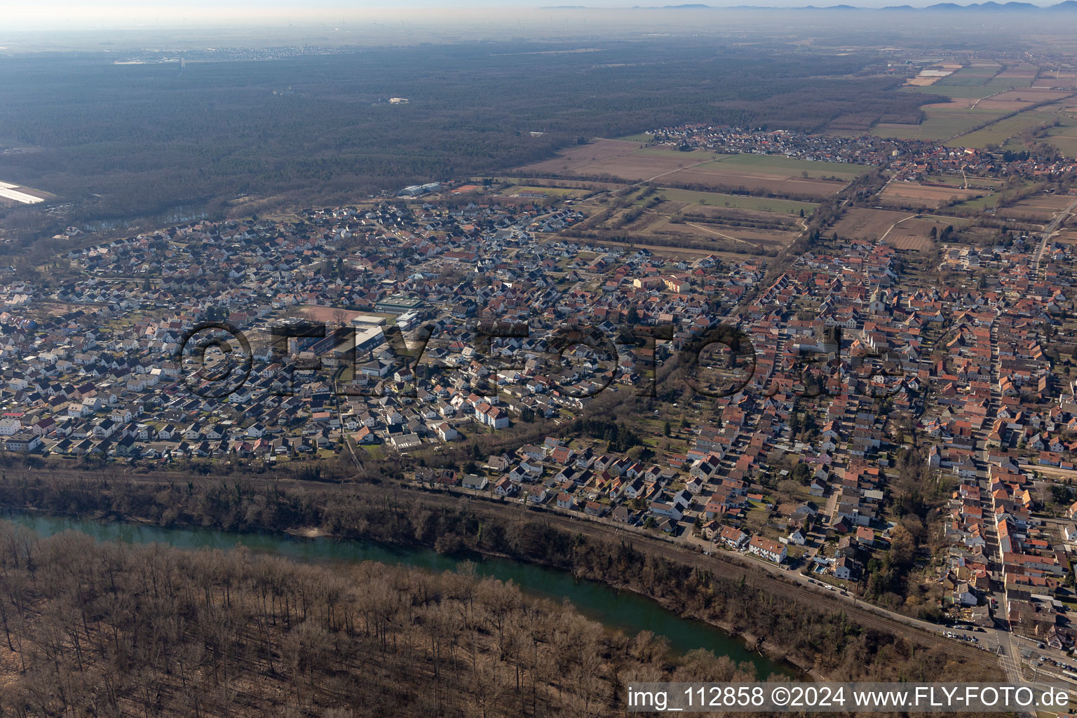 Lingenfeld dans le département Rhénanie-Palatinat, Allemagne du point de vue du drone