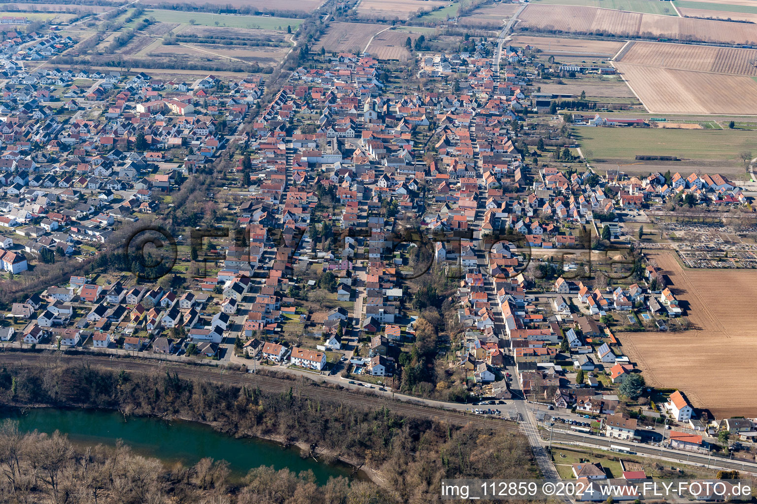 Vue aérienne de Lingenfeld dans le département Rhénanie-Palatinat, Allemagne