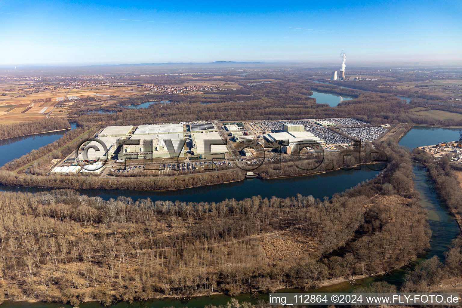 Vue aérienne de Complexe immobilier et terrain du centre logistique mondial Daimler AG sur l'île de Grün à Germersheim dans le département Rhénanie-Palatinat, Allemagne