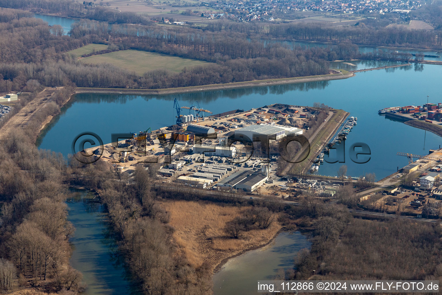 Vue aérienne de Installations de quai et amarrages de navires sur le bassin portuaire du port intérieur du Rhin avec Freyer GmbH, BTE Stelcon GmbH, Betonwerk Dyckerhoff Beton GmbH & Co. KG ainsi que le poste d'amarrage du club de sport nautique Germersheim eV à Germersheim dans le département Rhénanie-Palatinat, Allemagne