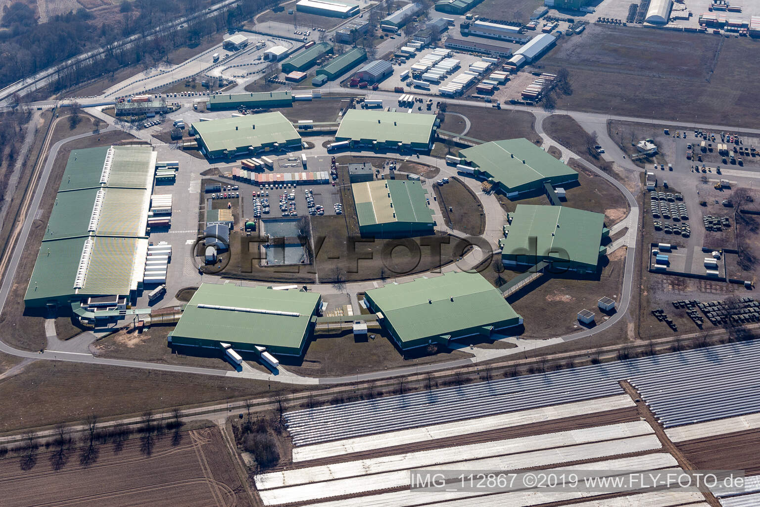 Vue aérienne de Complexe immobilier et centre logistique du dépôt de l'armée américaine à Germersheim à Lingenfeld dans le département Rhénanie-Palatinat, Allemagne