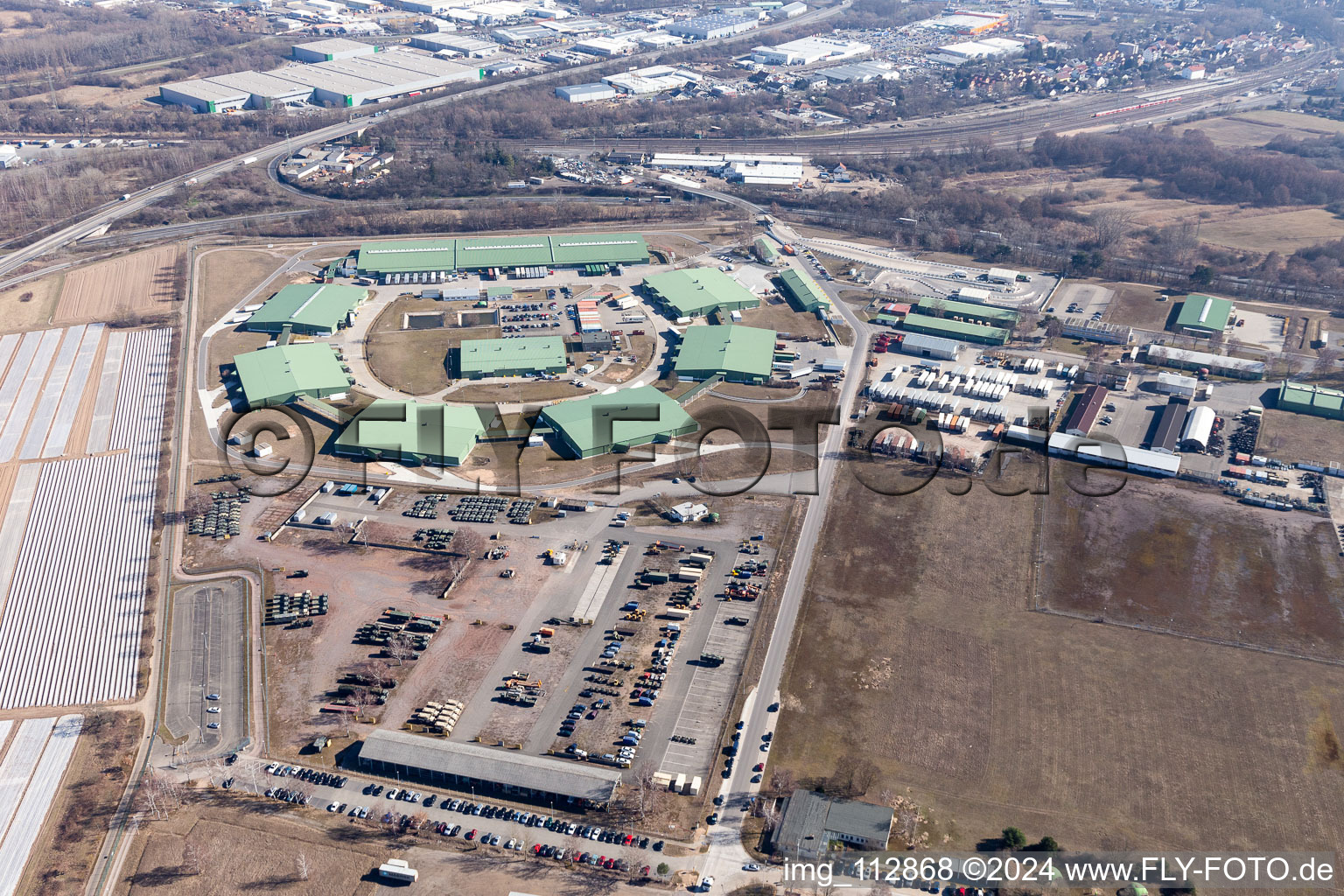 Vue aérienne de Complexe immobilier et centre logistique du dépôt de l'armée américaine à Germersheim à Lingenfeld dans le département Rhénanie-Palatinat, Allemagne