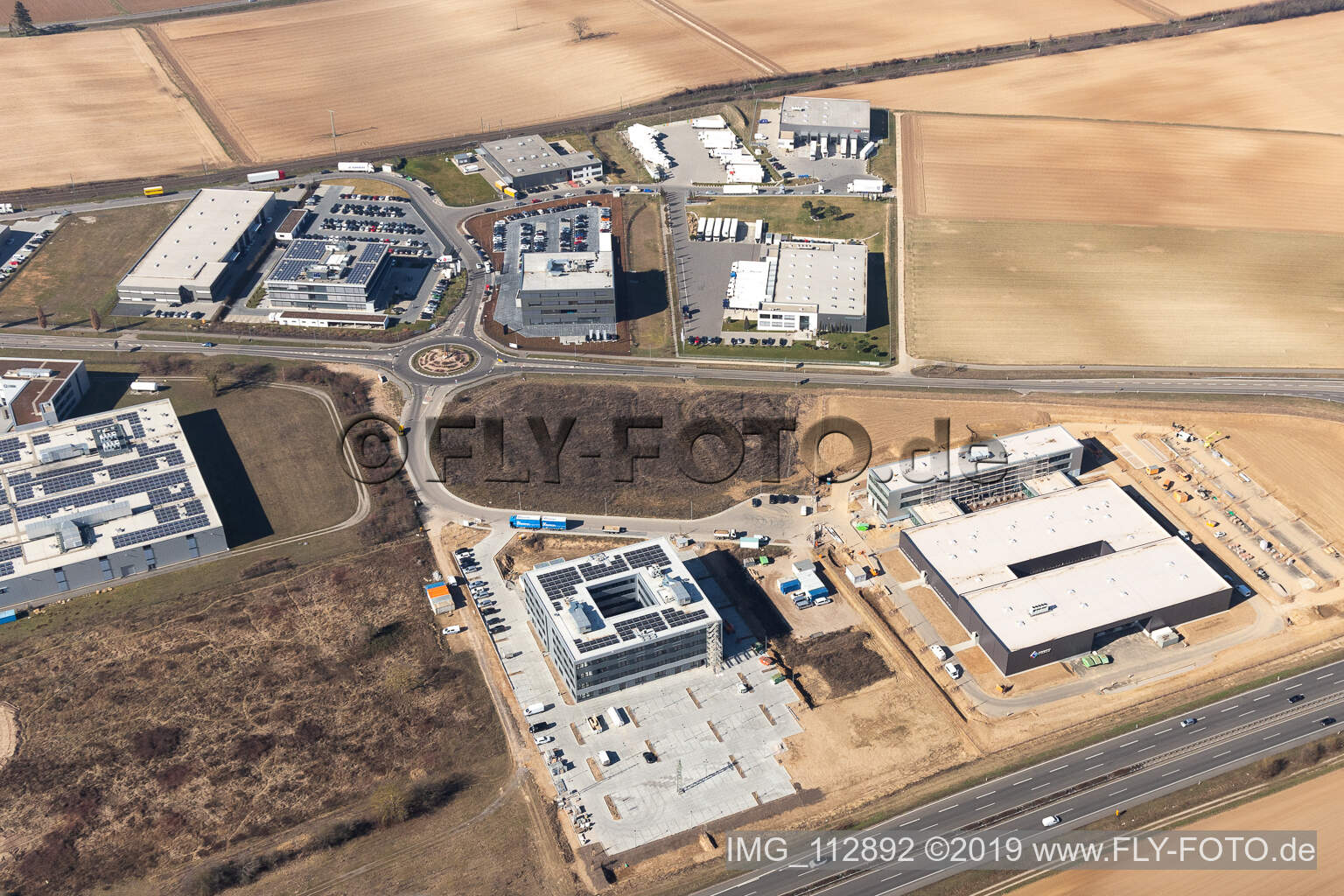 Vue aérienne de Nouveau bâtiment - chantier de construction des bâtiments et des halls de production de l'usine Eizo GmbH dans la zone industrielle nord à Rülzheim dans le département Rhénanie-Palatinat, Allemagne
