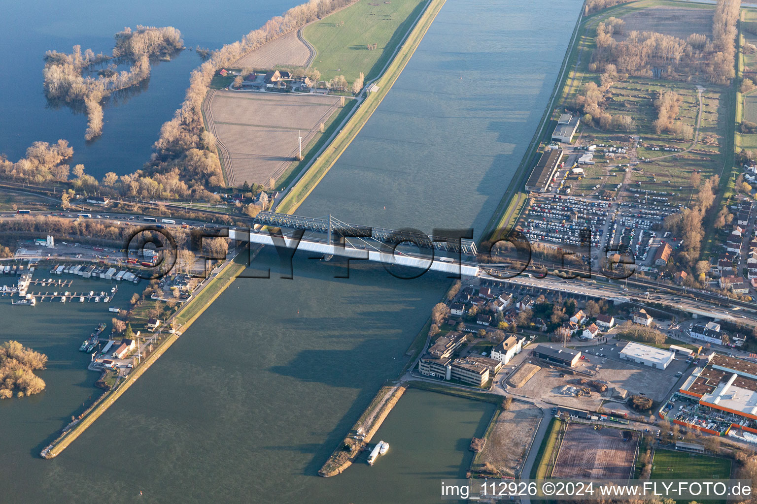 Vue aérienne de Chantier pour les travaux de rénovation de la structure du pont routier « Rheinbrücke Maxau » dans le cadre de l'amélioration du pont sur le Rhin à le quartier Knielingen in Karlsruhe dans le département Bade-Wurtemberg, Allemagne