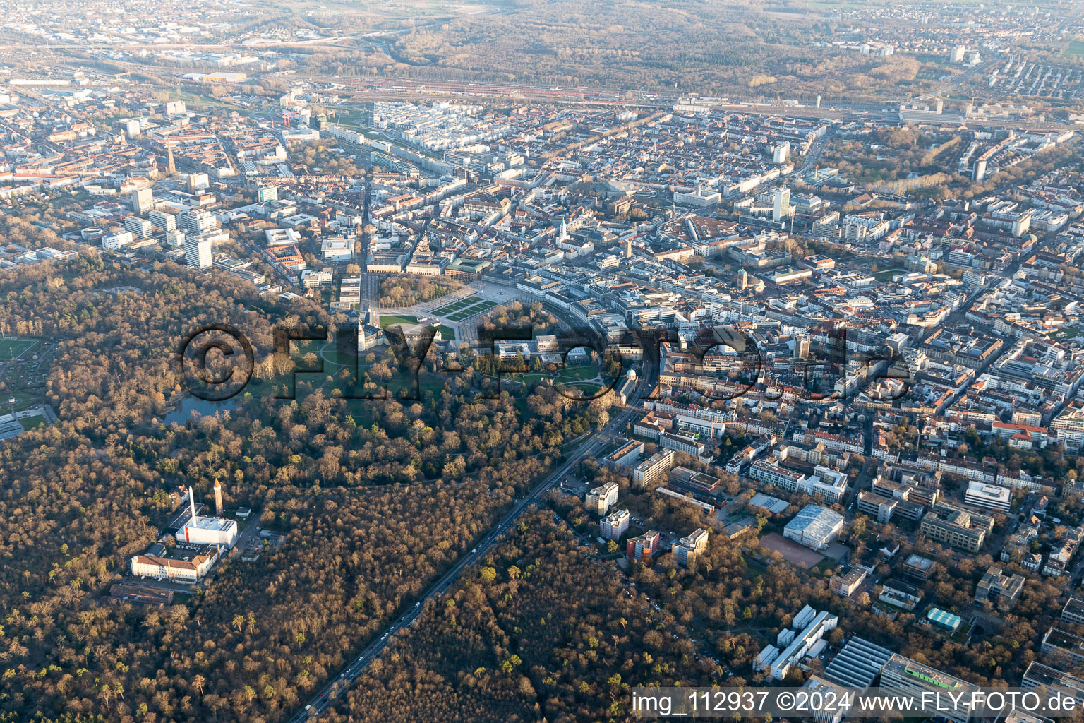 Vue aérienne de Willy Brandt Allee, Cercle à le quartier Innenstadt-West in Karlsruhe dans le département Bade-Wurtemberg, Allemagne