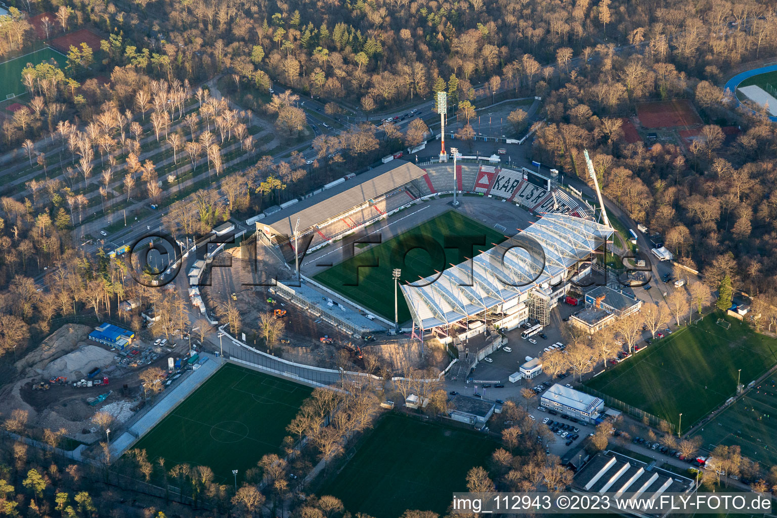 Vue aérienne de Chantier de reconstruction sur le terrain des installations sportives du stade KSC « Wildparkstadion » à le quartier Innenstadt-Ost in Karlsruhe dans le département Bade-Wurtemberg, Allemagne