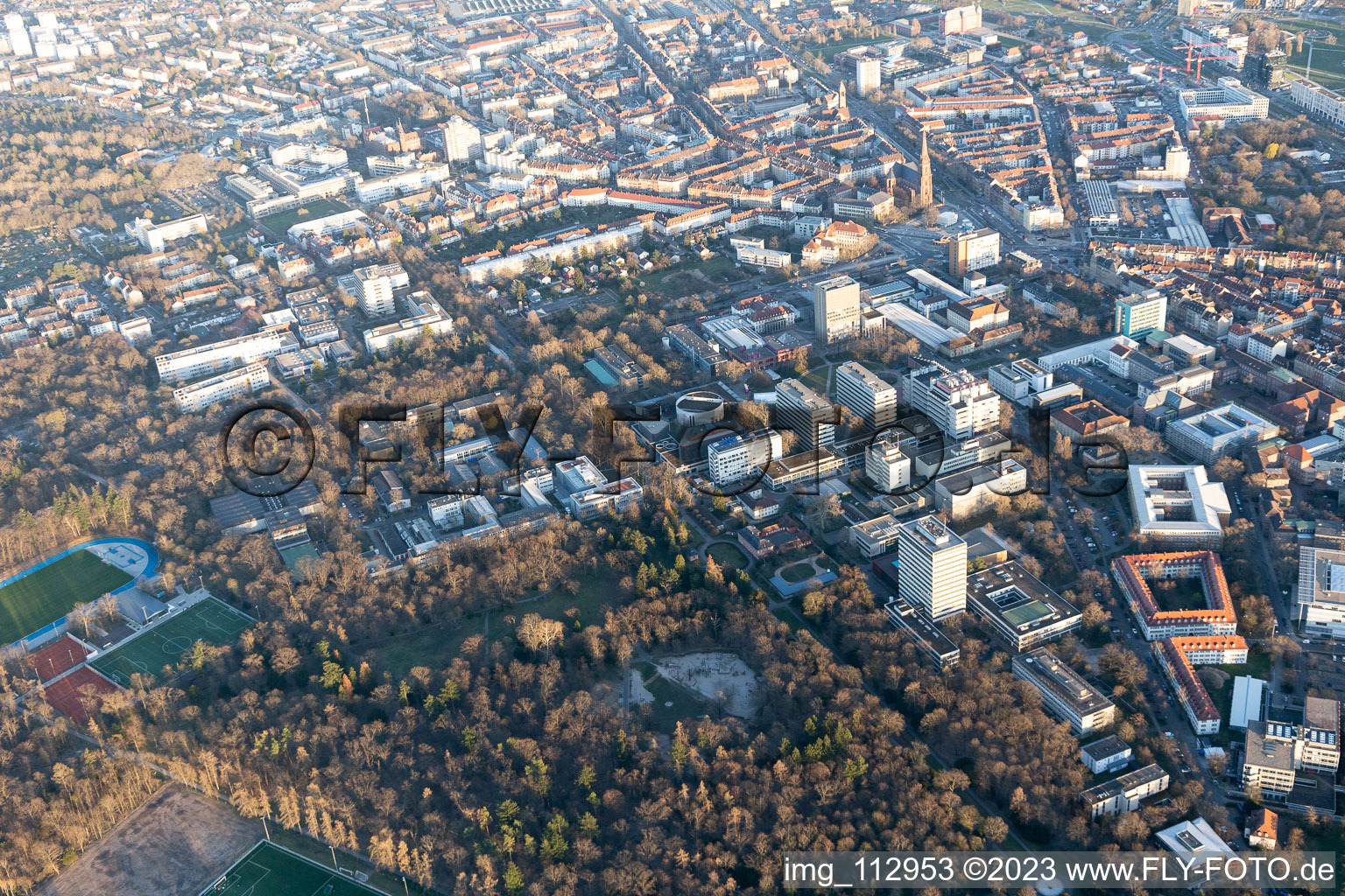 Vue aérienne de KIT Campus Sud à le quartier Innenstadt-Ost in Karlsruhe dans le département Bade-Wurtemberg, Allemagne