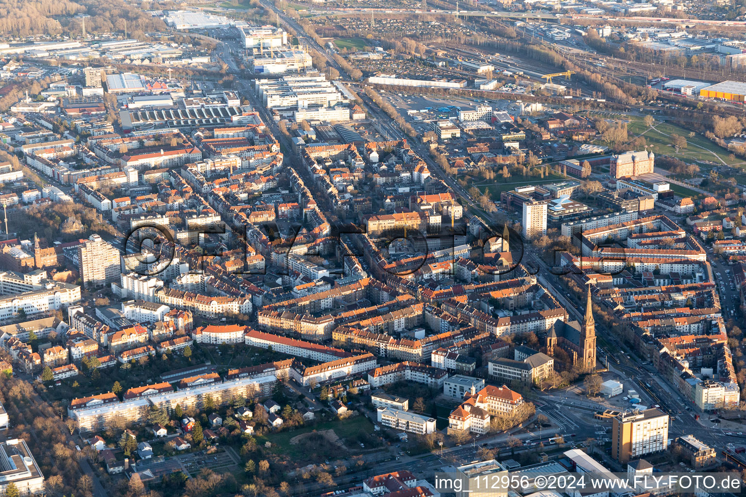 Vue d'oiseau de Quartier Oststadt in Karlsruhe dans le département Bade-Wurtemberg, Allemagne