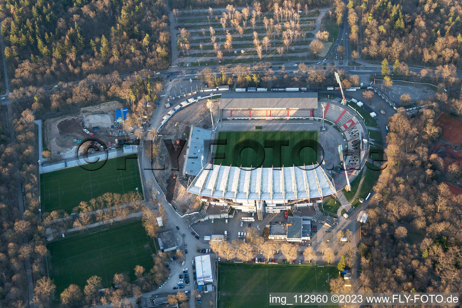 Vue aérienne de Chantier de reconstruction sur le terrain des installations sportives du stade KSC « Wildparkstadion » à le quartier Innenstadt-Ost in Karlsruhe dans le département Bade-Wurtemberg, Allemagne