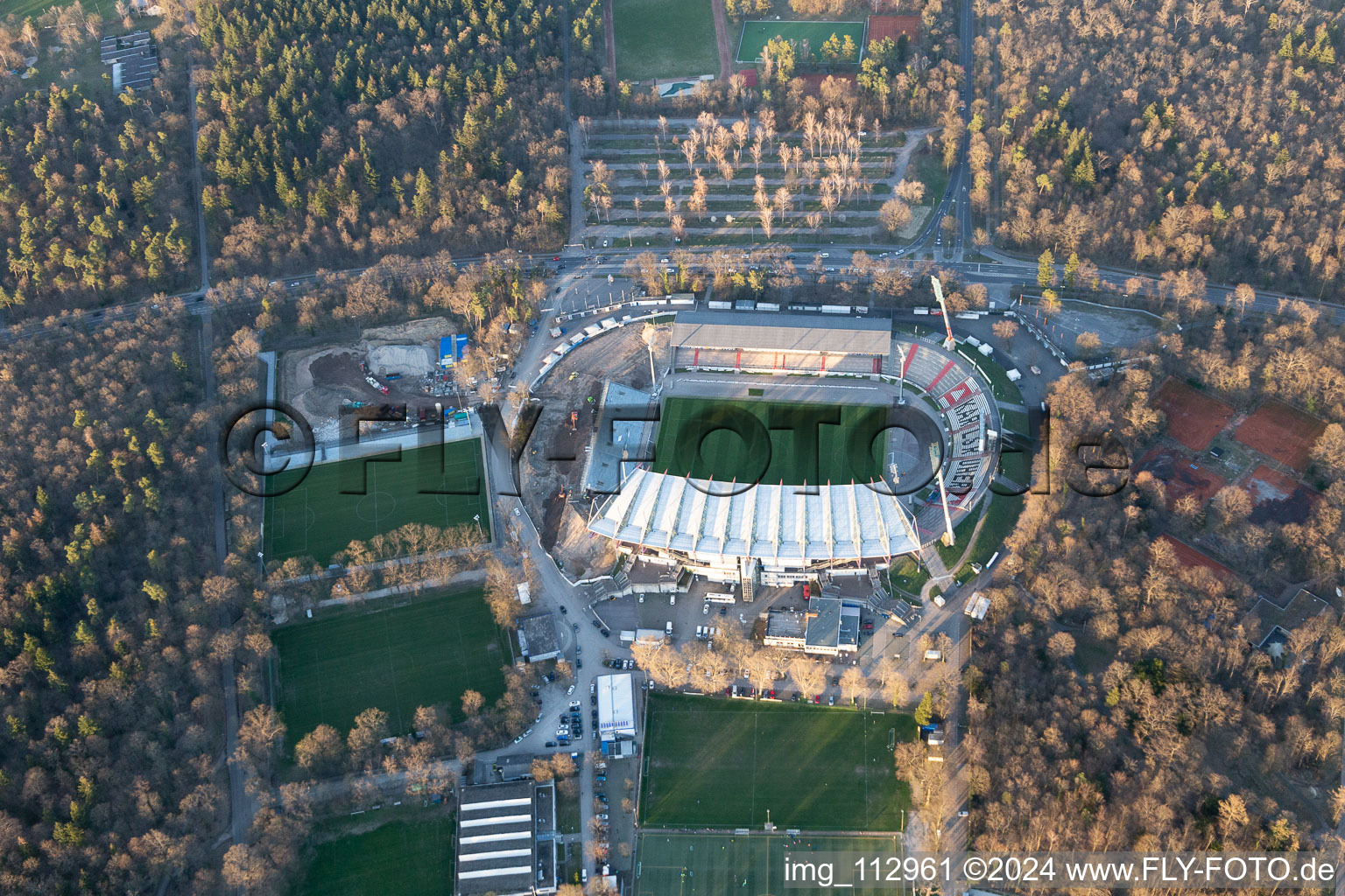 Vue d'oiseau de Stade du parc animalier, chantier de construction à le quartier Innenstadt-Ost in Karlsruhe dans le département Bade-Wurtemberg, Allemagne