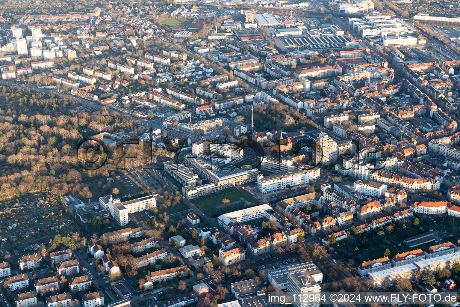 Vue aérienne de Institut Max Rubner, Brasserie Höpfner Burghof à le quartier Oststadt in Karlsruhe dans le département Bade-Wurtemberg, Allemagne