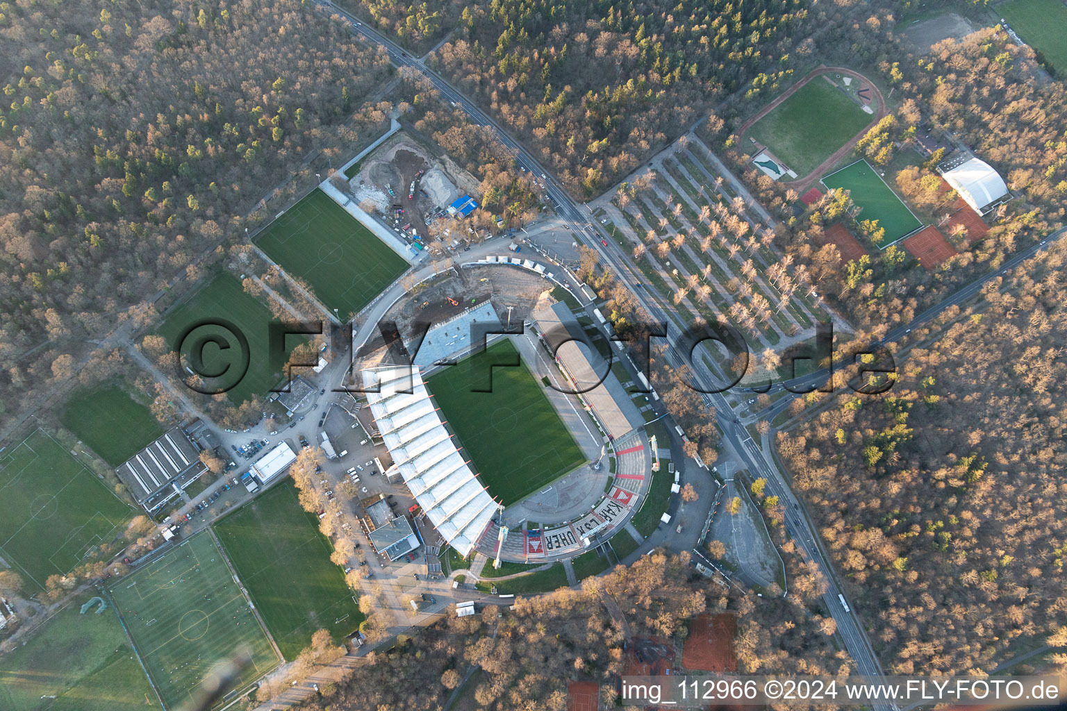 Vue aérienne de Chantier d’agrandissement et de transformation du terrain sportif du stade « Wildparkstadion » à le quartier Innenstadt-Ost in Karlsruhe dans le département Bade-Wurtemberg, Allemagne