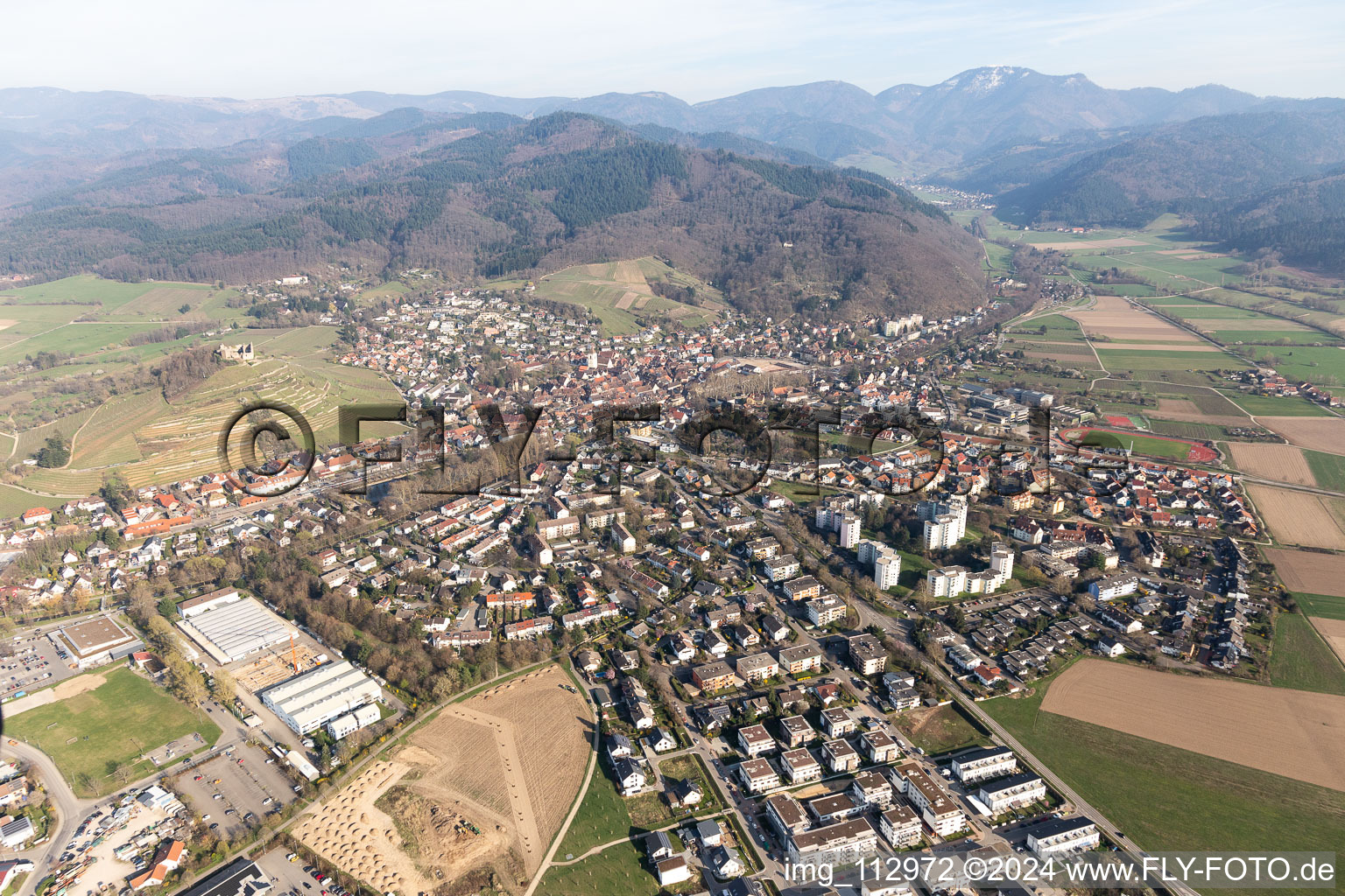 Vue aérienne de Staufen im Breisgau dans le département Bade-Wurtemberg, Allemagne