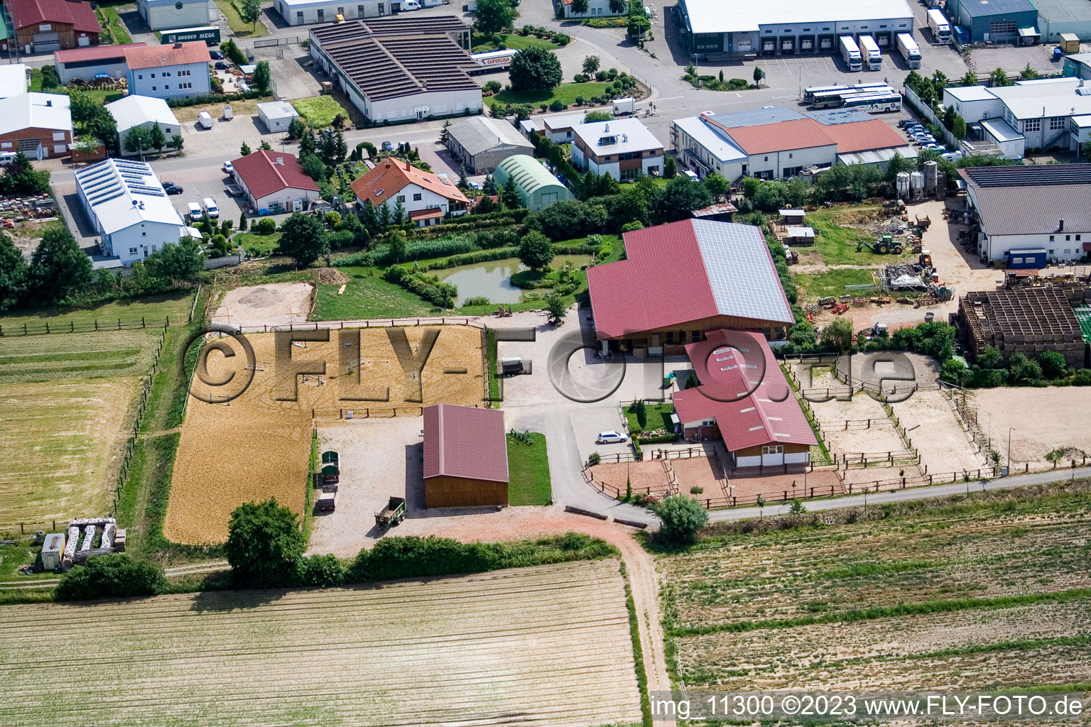 Vue aérienne de Écurie équestre Feuilles de Chêne à le quartier Herxheim in Herxheim bei Landau dans le département Rhénanie-Palatinat, Allemagne