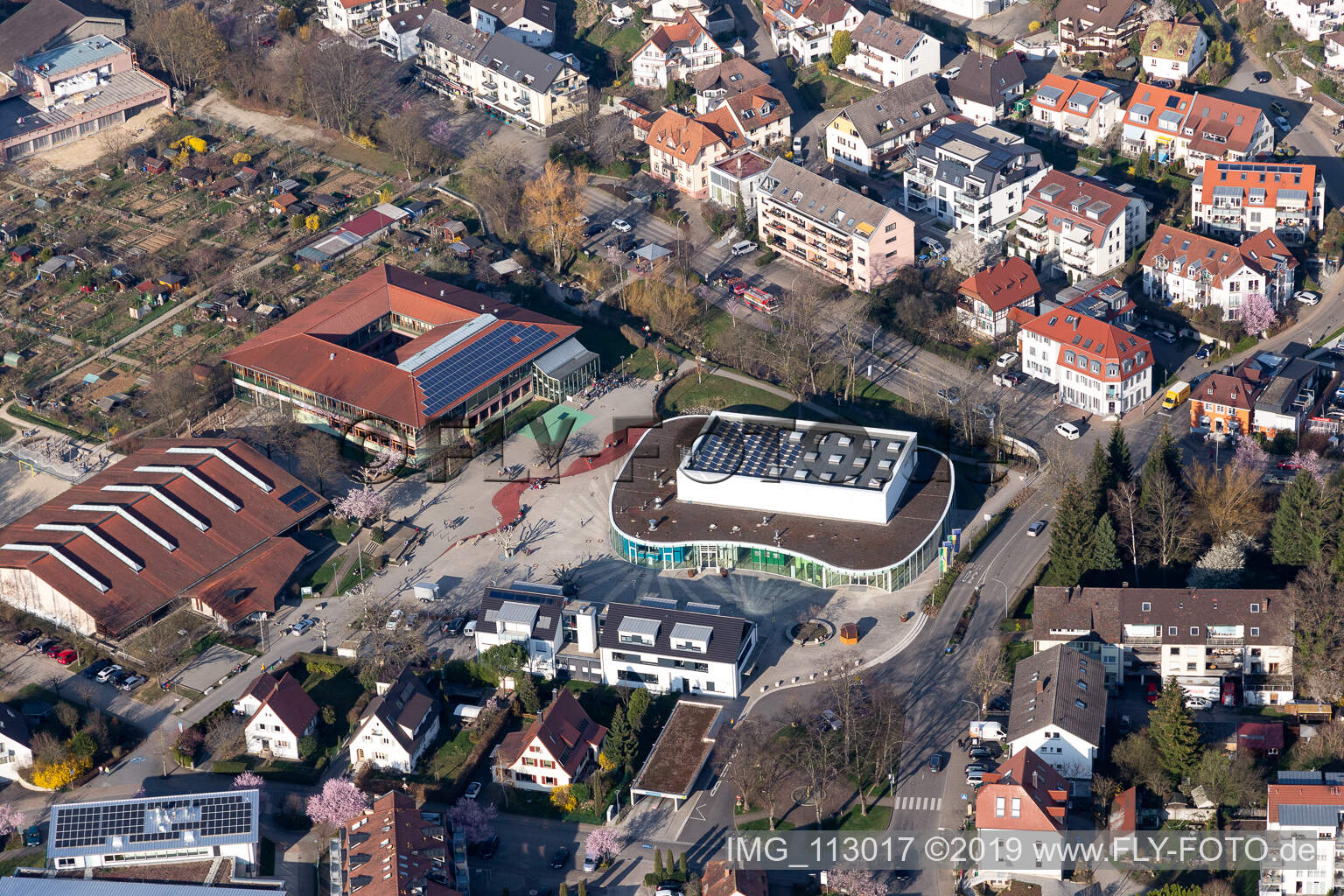 Vue aérienne de FORUM Merzhausen salle d'événements à côté de l'Hexentalschule à Merzhausen dans le département Bade-Wurtemberg, Allemagne