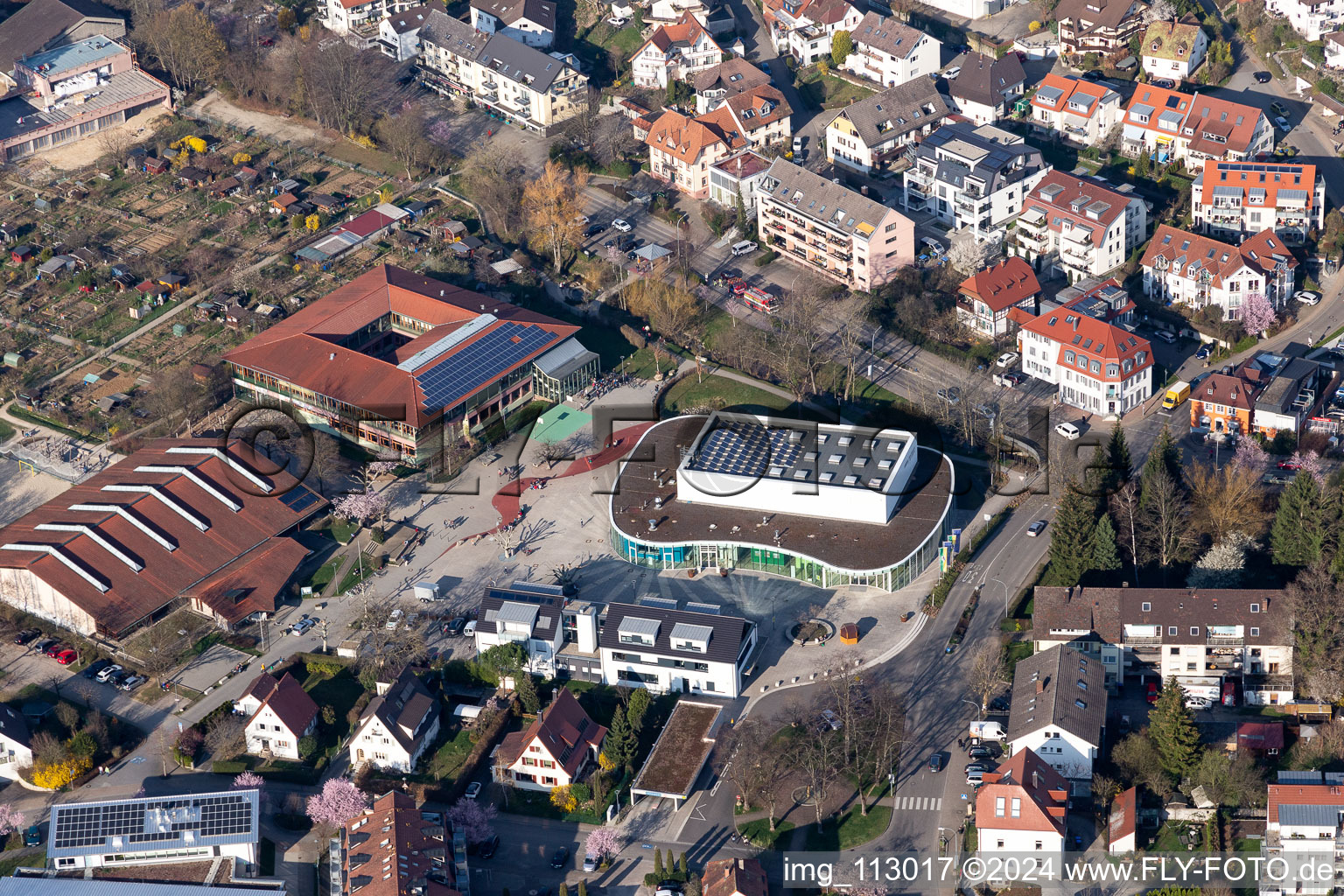 Vue aérienne de FORUM Merzhausen salle d'événements à côté de l'Hexentalschule à Merzhausen dans le département Bade-Wurtemberg, Allemagne