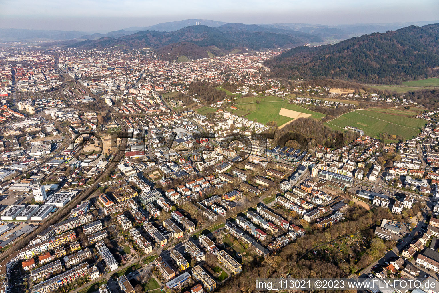 Vue aérienne de Centre-ville dans la zone urbaine à le quartier Vauban in Freiburg im Breisgau dans le département Bade-Wurtemberg, Allemagne