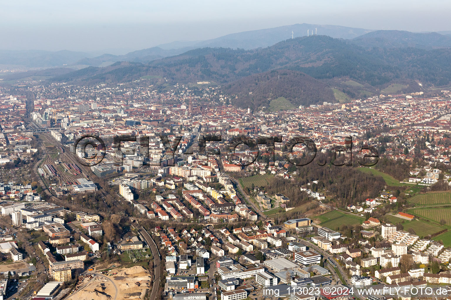 Vue aérienne de Lorettoberg à le quartier Unterwiehre-Nord in Freiburg im Breisgau dans le département Bade-Wurtemberg, Allemagne