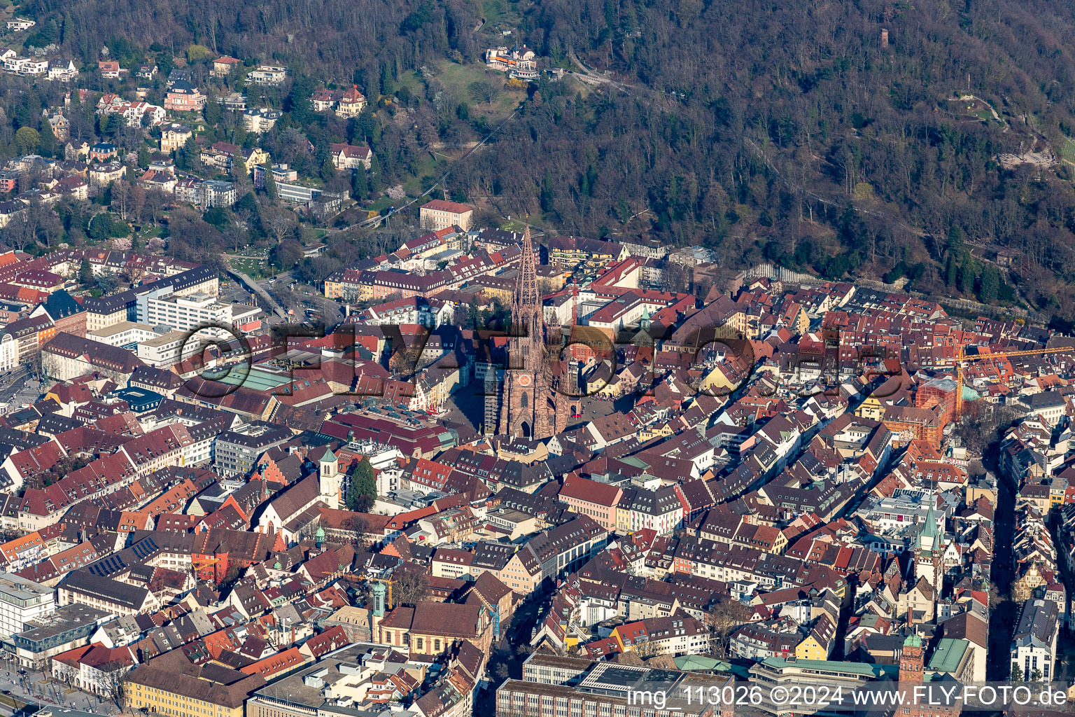 Vue aérienne de Bâtiment de l'église de la cathédrale "Freiburger Münster" sur la Münsterplatz au centre à le quartier Altstadt in Freiburg im Breisgau dans le département Bade-Wurtemberg, Allemagne