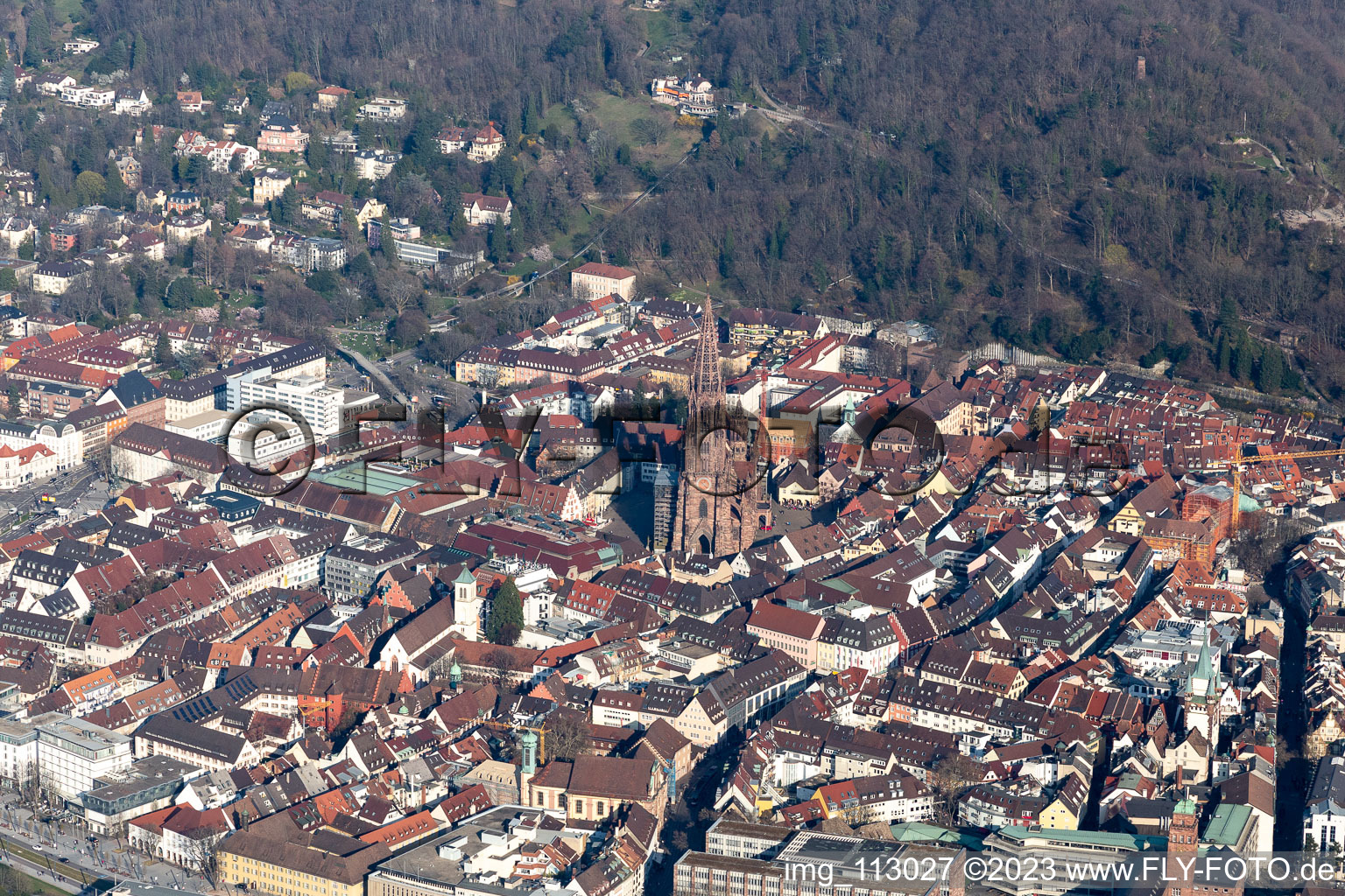 Vue aérienne de Muenster à le quartier Altstadt in Freiburg im Breisgau dans le département Bade-Wurtemberg, Allemagne
