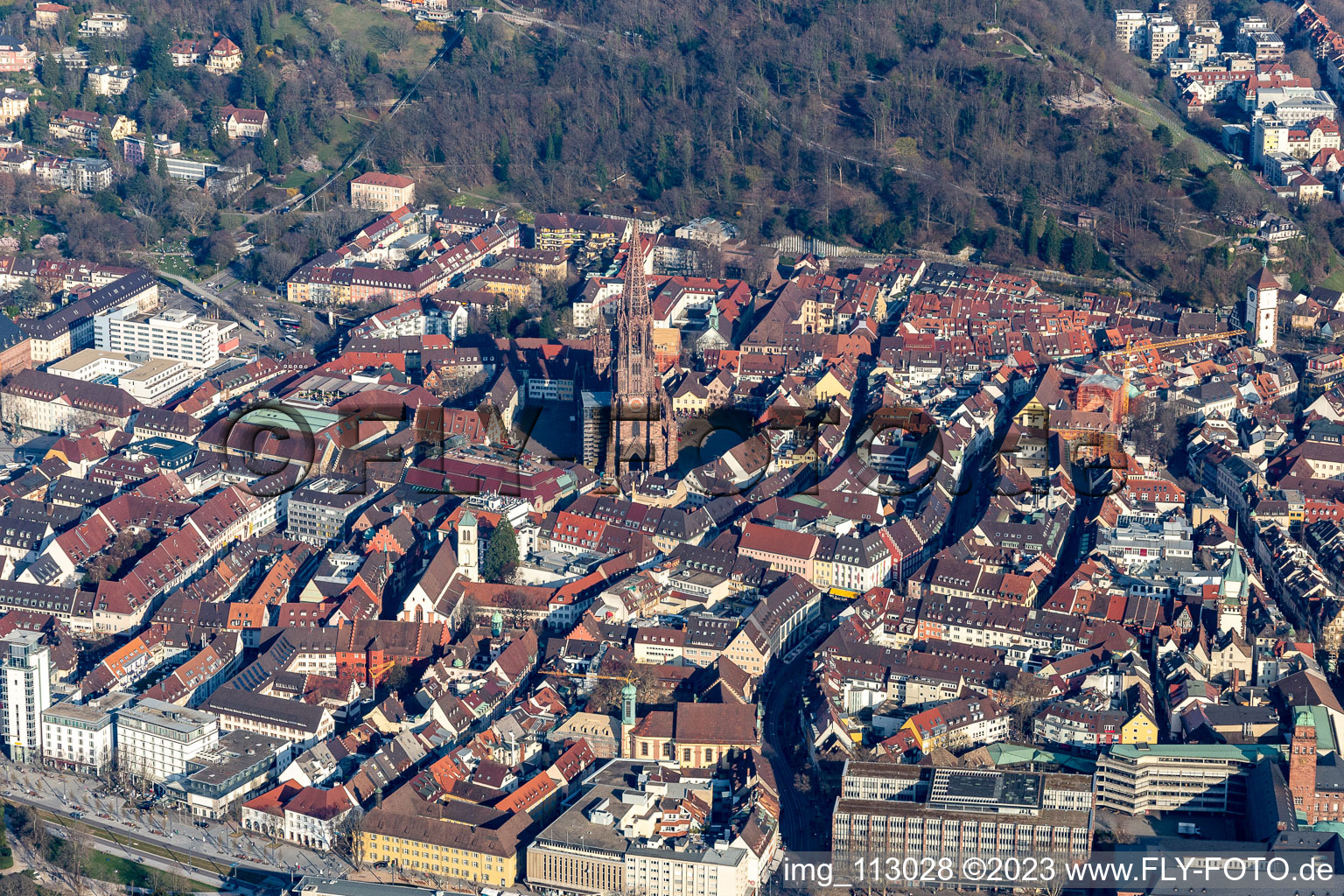 Vue aérienne de Vieille ville et centre-ville à le quartier Altstadt in Freiburg im Breisgau dans le département Bade-Wurtemberg, Allemagne