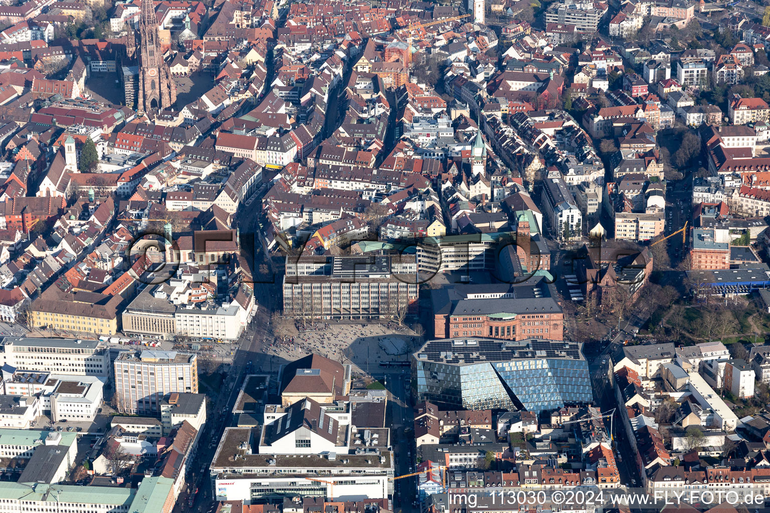 Vue aérienne de Université à le quartier Altstadt in Freiburg im Breisgau dans le département Bade-Wurtemberg, Allemagne