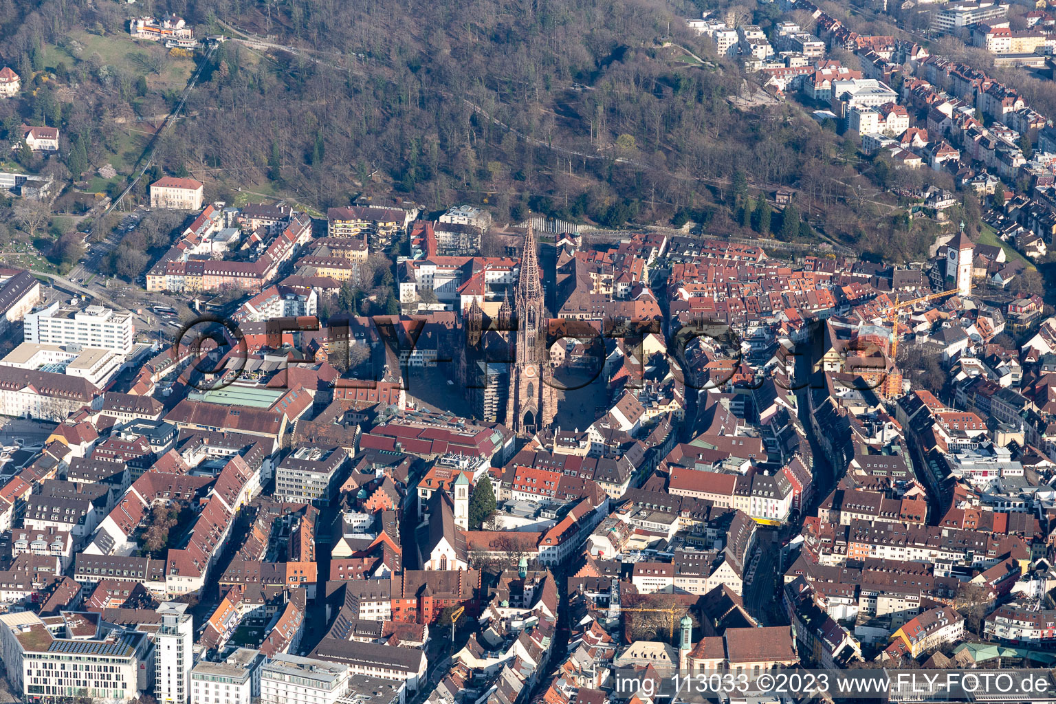 Vue oblique de Muenster à le quartier Altstadt in Freiburg im Breisgau dans le département Bade-Wurtemberg, Allemagne