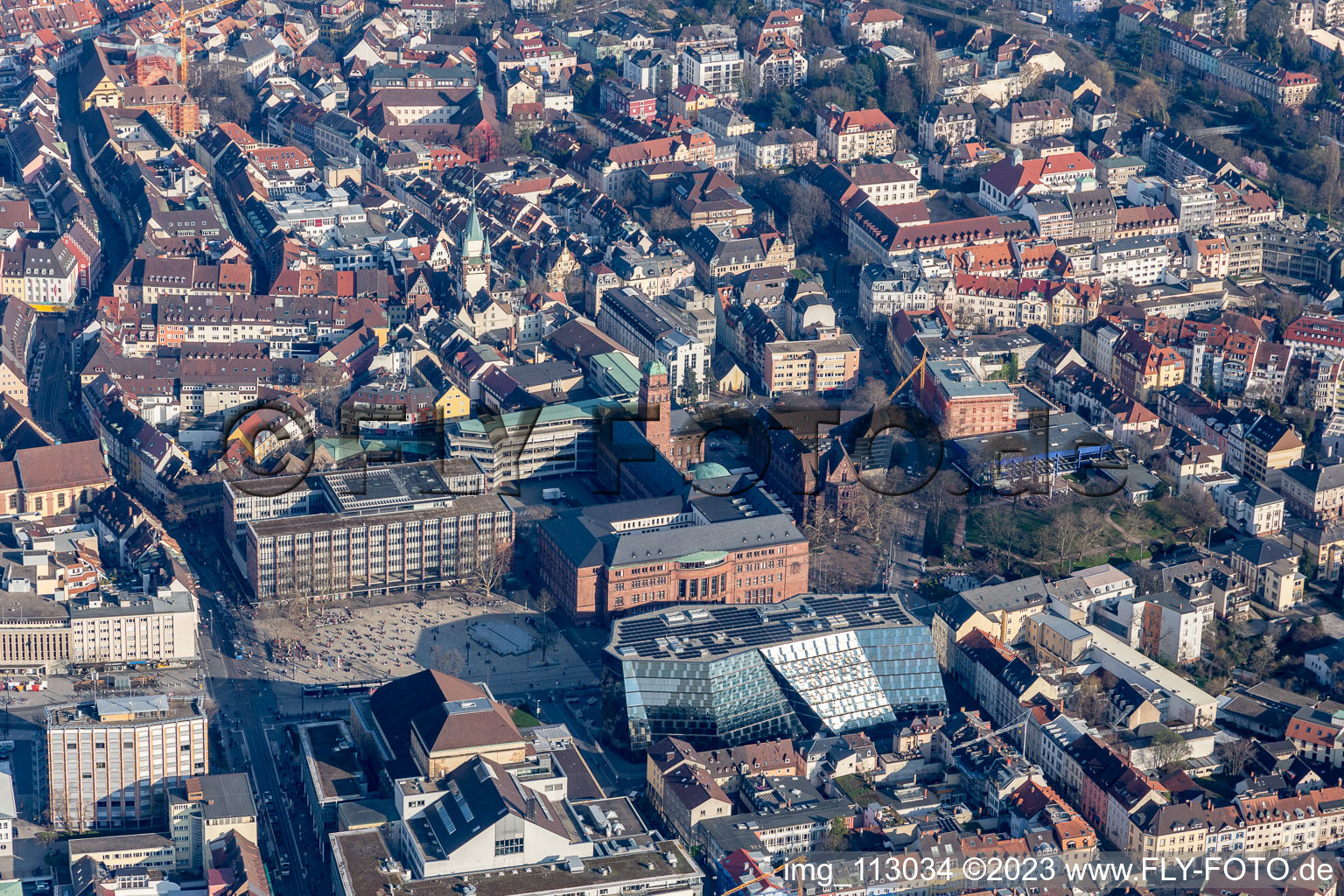 Vue aérienne de Bibliothèque universitaire de Fribourg à le quartier Altstadt-Ring in Freiburg im Breisgau dans le département Bade-Wurtemberg, Allemagne