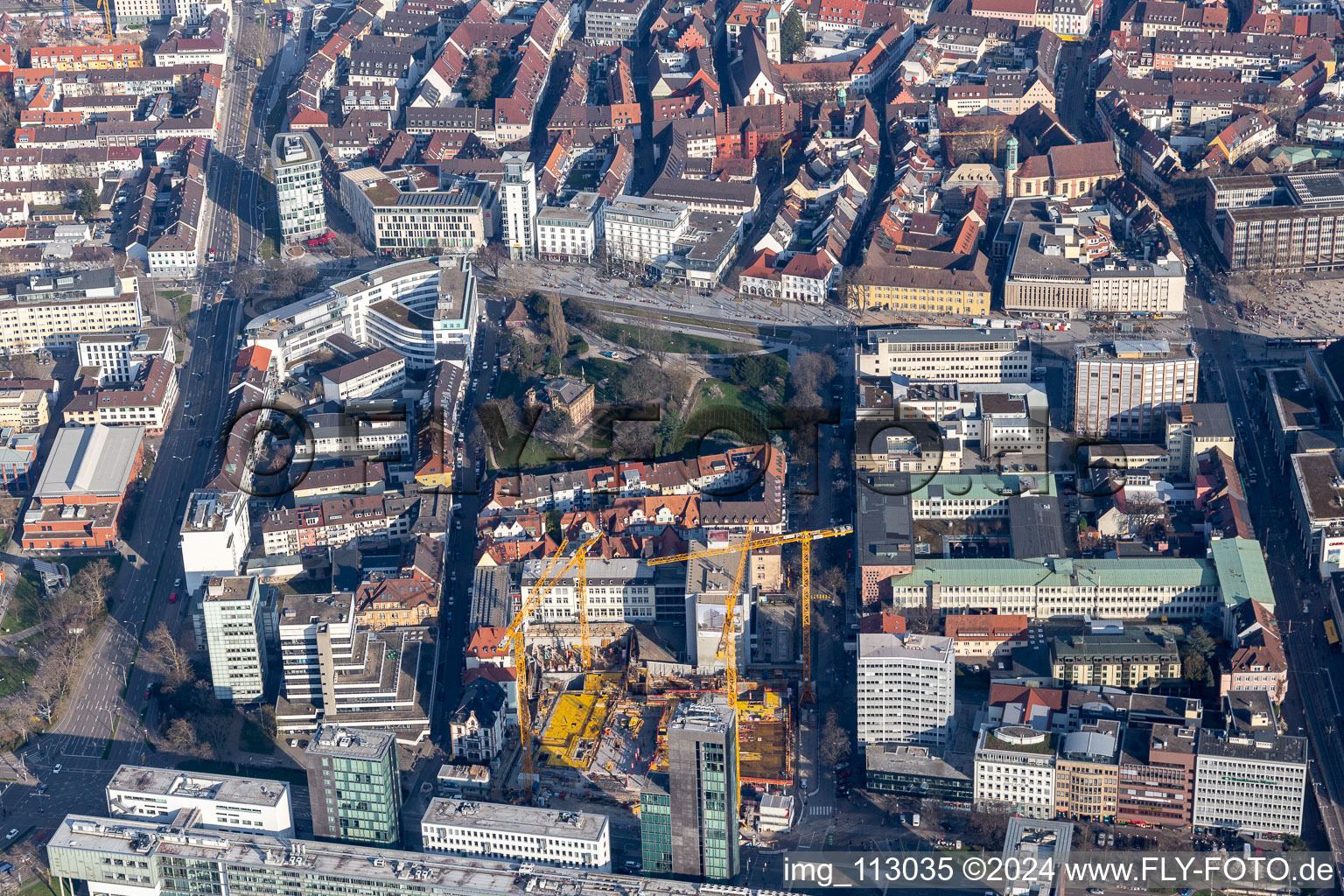 Vue aérienne de Parc Colombipark dans le quartier de l'Altstadt à le quartier Altstadt-Ring in Freiburg im Breisgau dans le département Bade-Wurtemberg, Allemagne